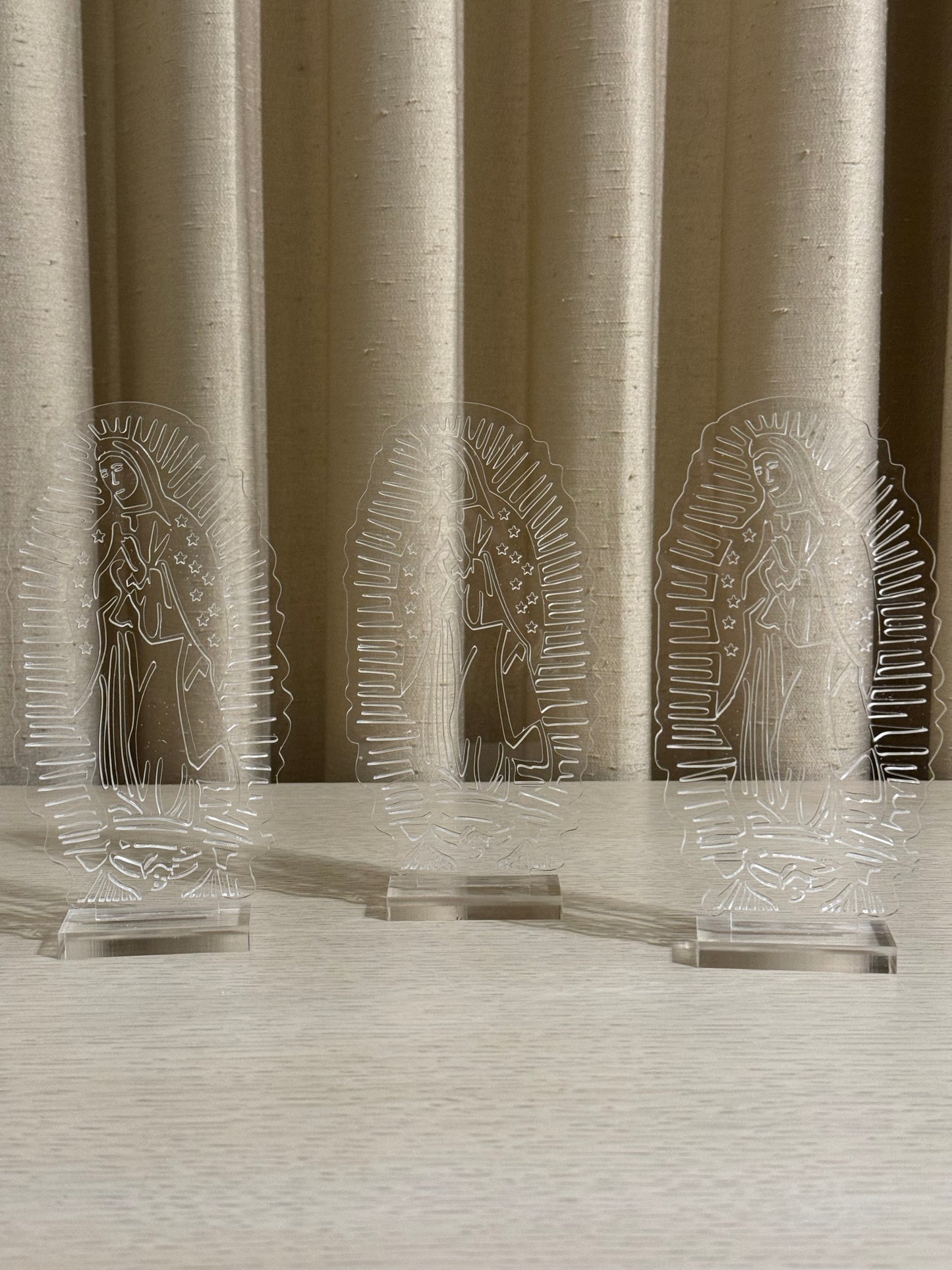 Virgencita de Guadalupe de Acrílico Cristal 18.5 cm / Paquete de 10 piezas