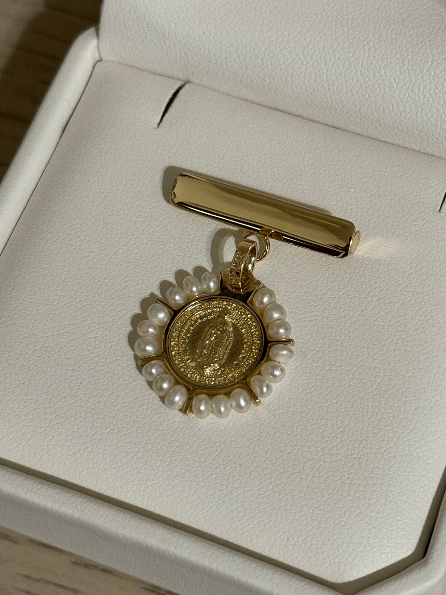 Medalla de Virgen de Guadalupe Oro 14K con Perlas y Barra de Oro 14K