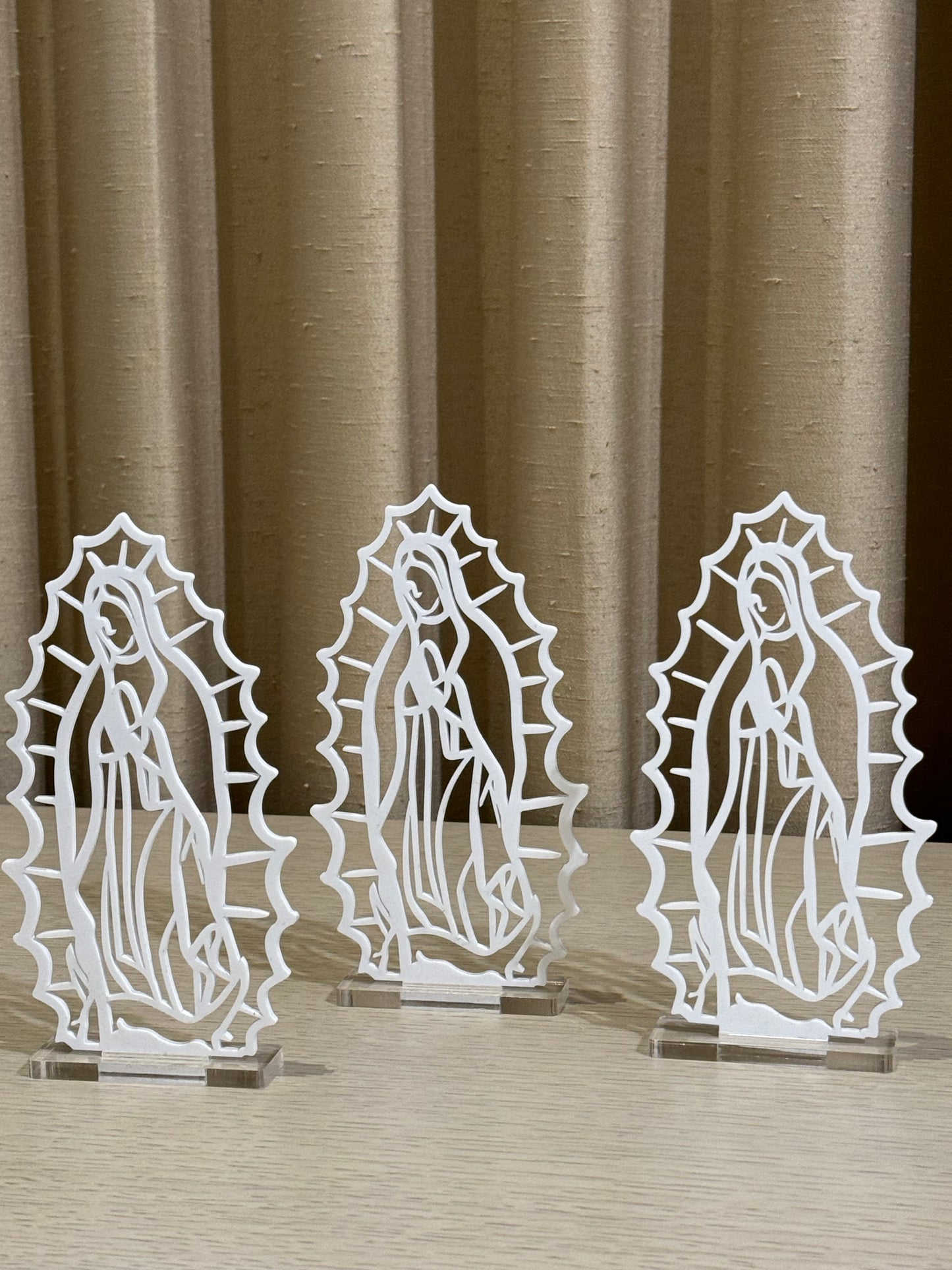 Virgencita de Guadalupe de Acrílico Blanco 17 cm / Paquete de 10 piezas
