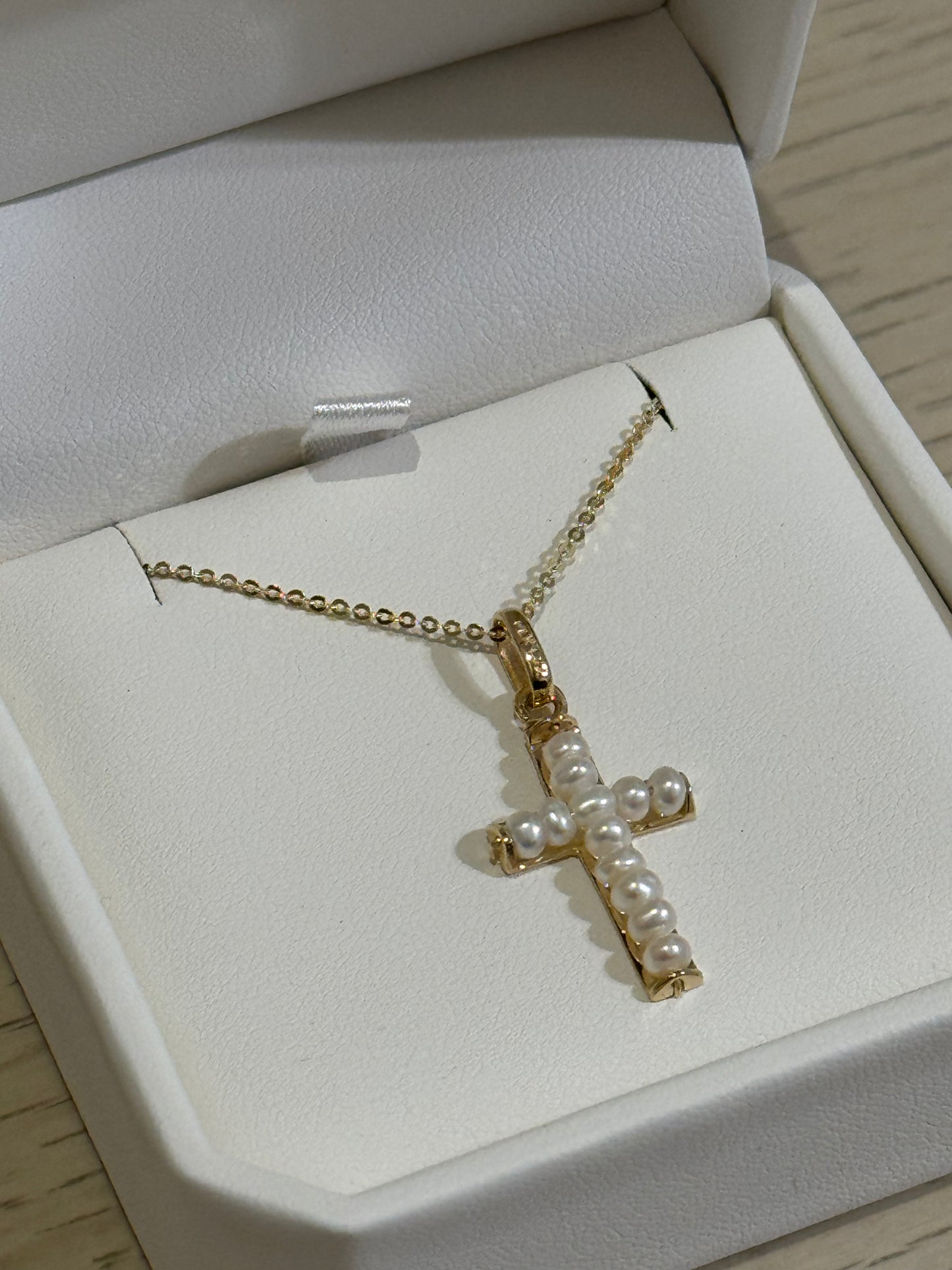 Cruz Mediana de Perlas Oro 14K y Cadena de Oro 14K