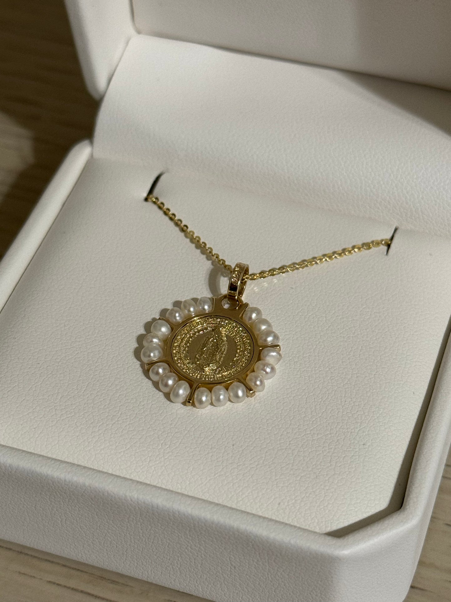 Medalla de Virgen de Guadalupe Oro 14K con Perlas y Cadena de Oro 14K
