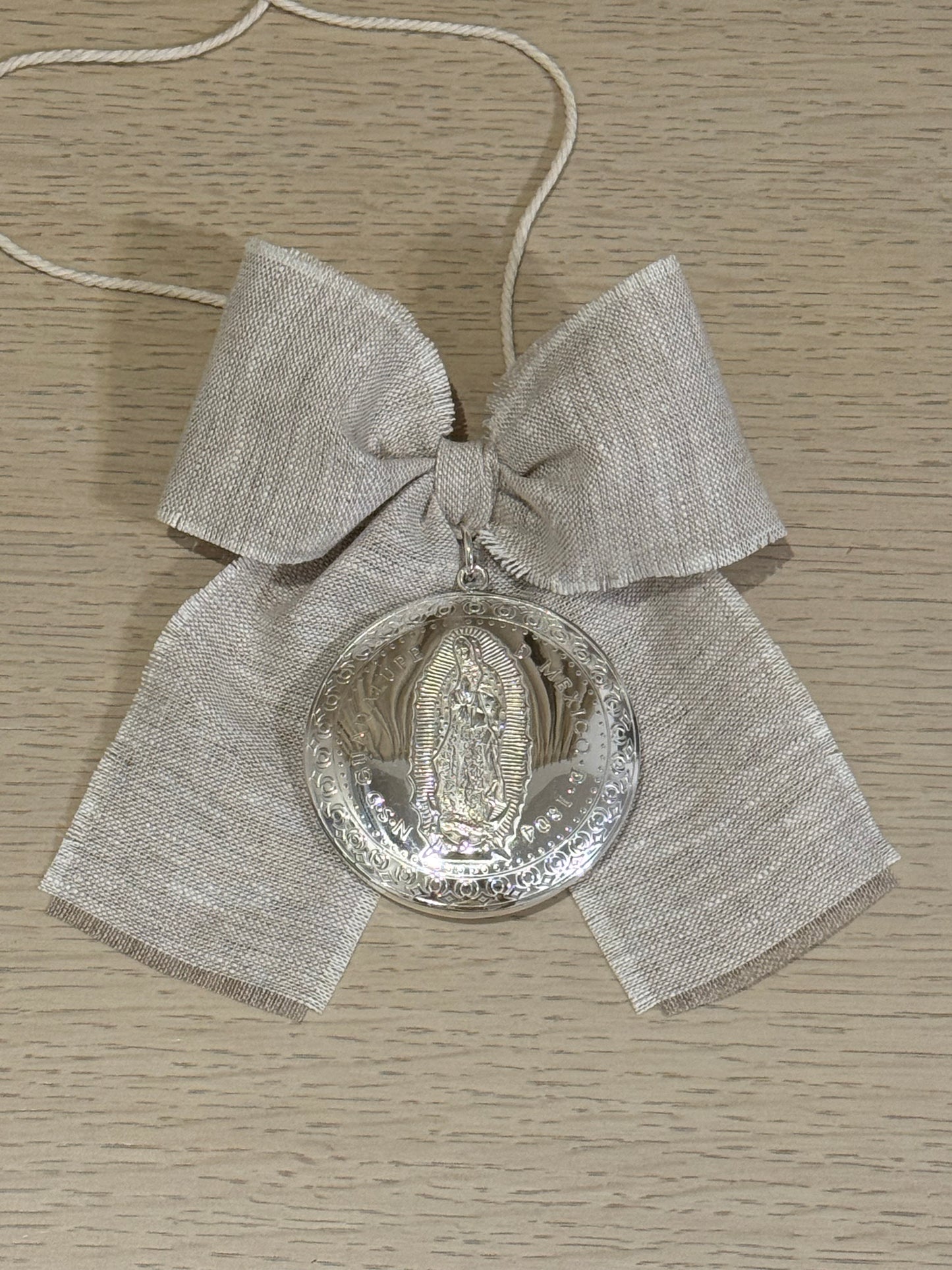 Medallón Grande para cuna de la Virgen de Guadalupe / Moño de Lino