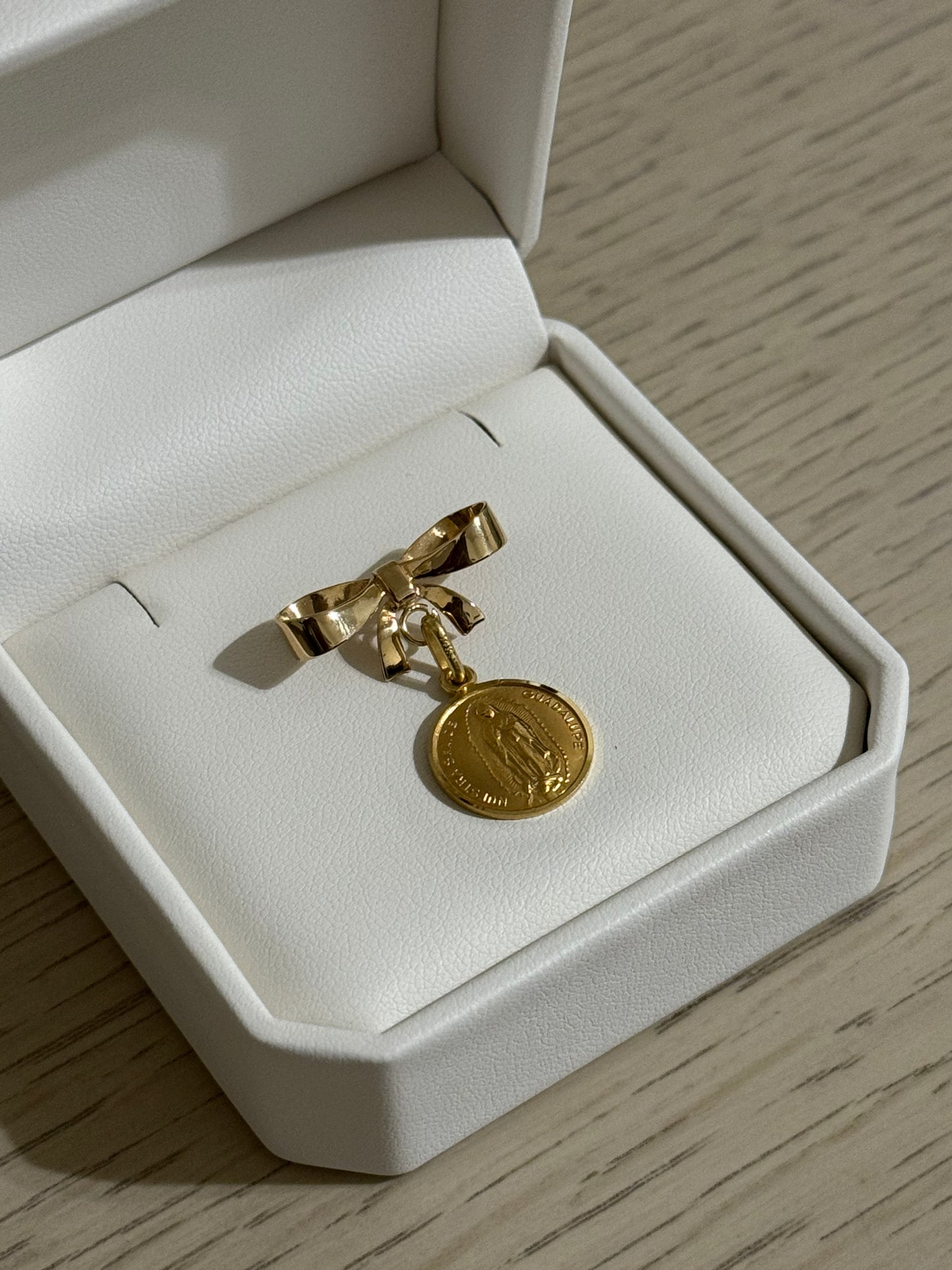 Medalla de Virgen de Guadalupe Oro 14K y Moño de Oro 14K