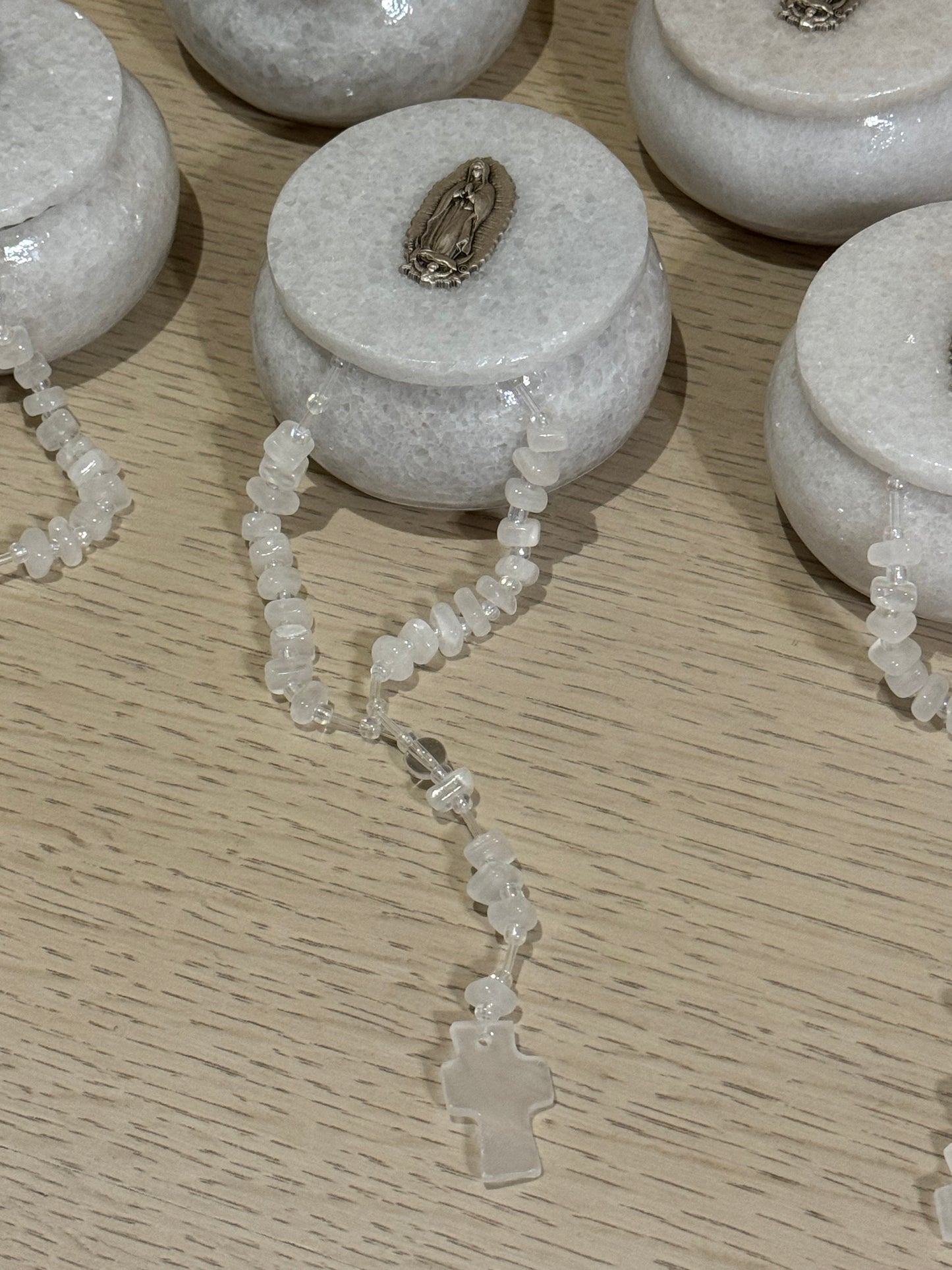 Alhajero de Mármol Redondo con Virgen de Guadalupe y Rosario de Ónix / Paquete de 10 piezas