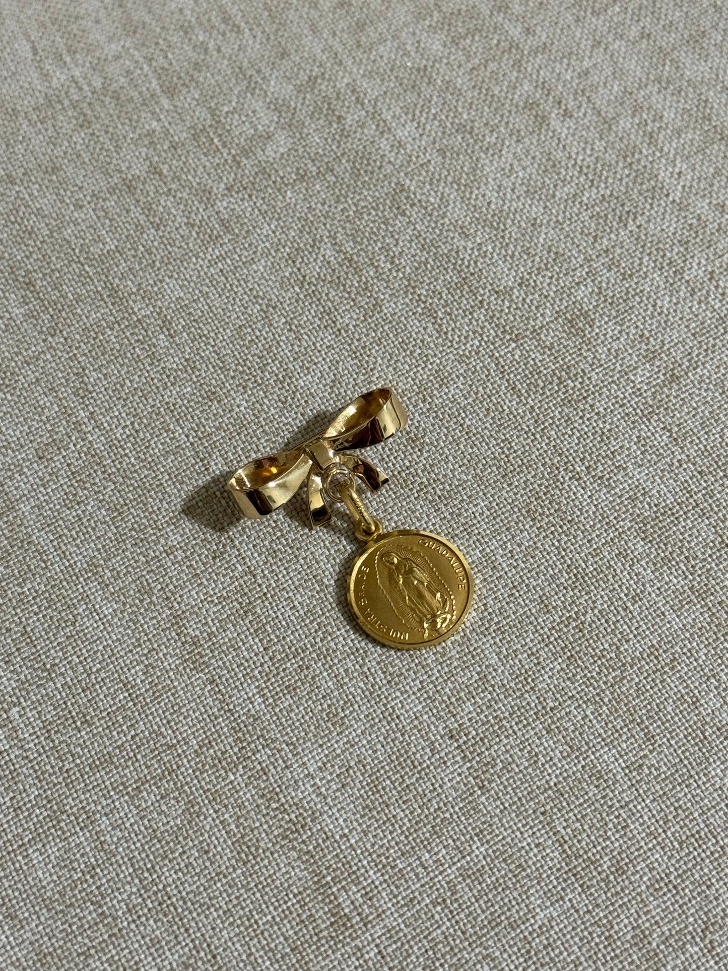 Medalla de Virgen de Guadalupe Oro 14K y Moño de Oro 14K