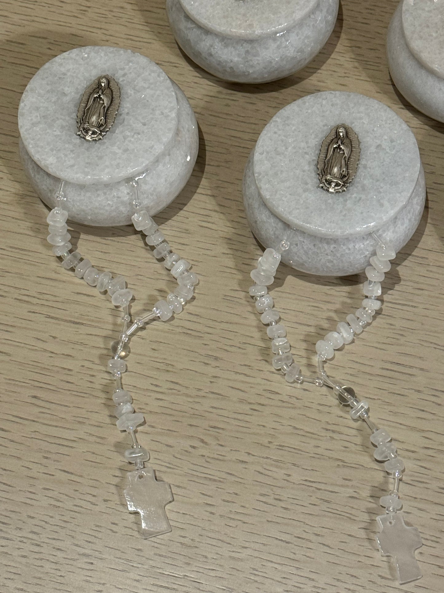 Alhajero de Mármol Redondo con Virgen de Guadalupe y Rosario de Ónix / Paquete de 10 piezas