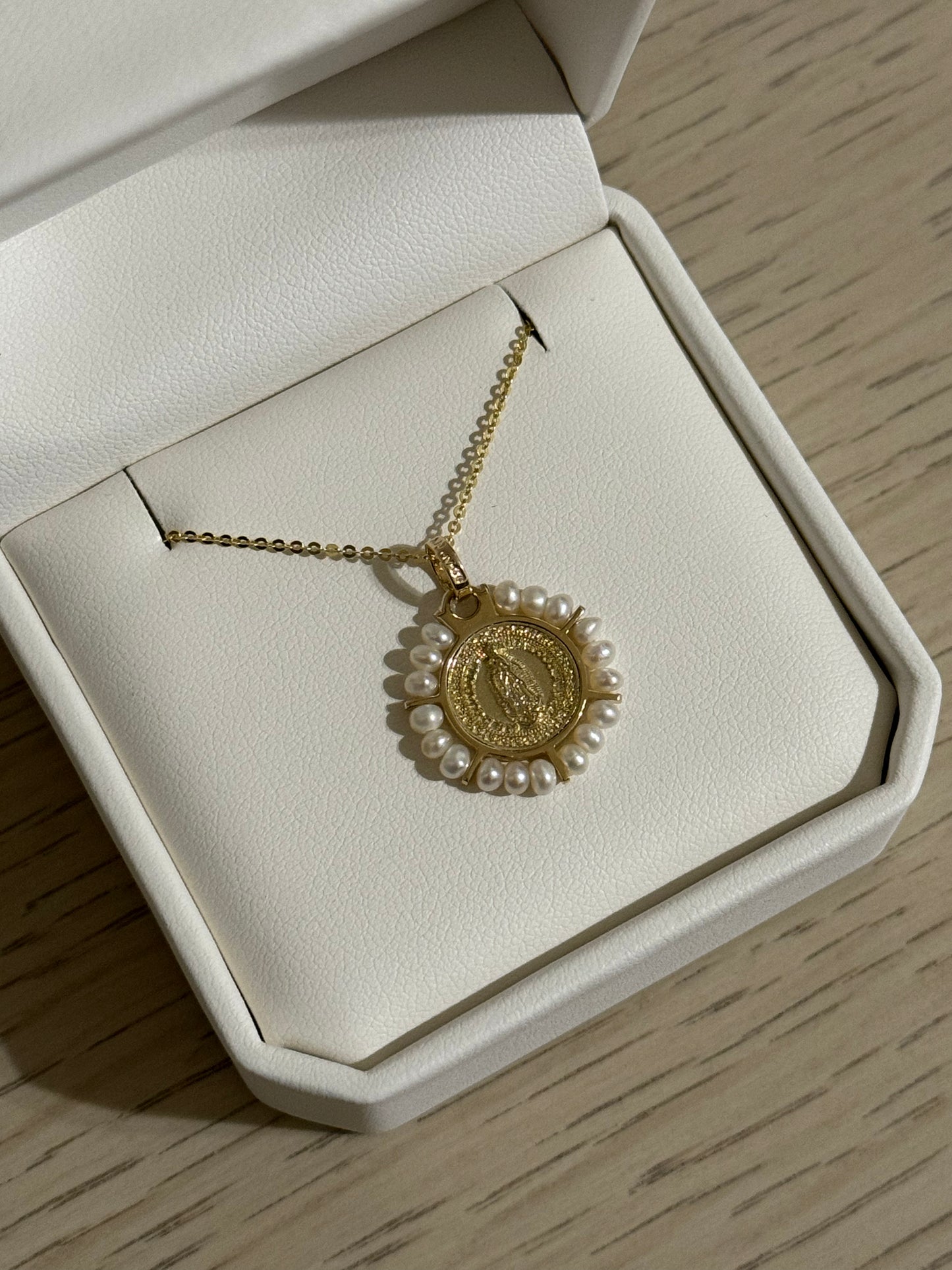 Medalla de Virgen de Guadalupe Oro 14K con Perlas y Cadena de Oro 14K