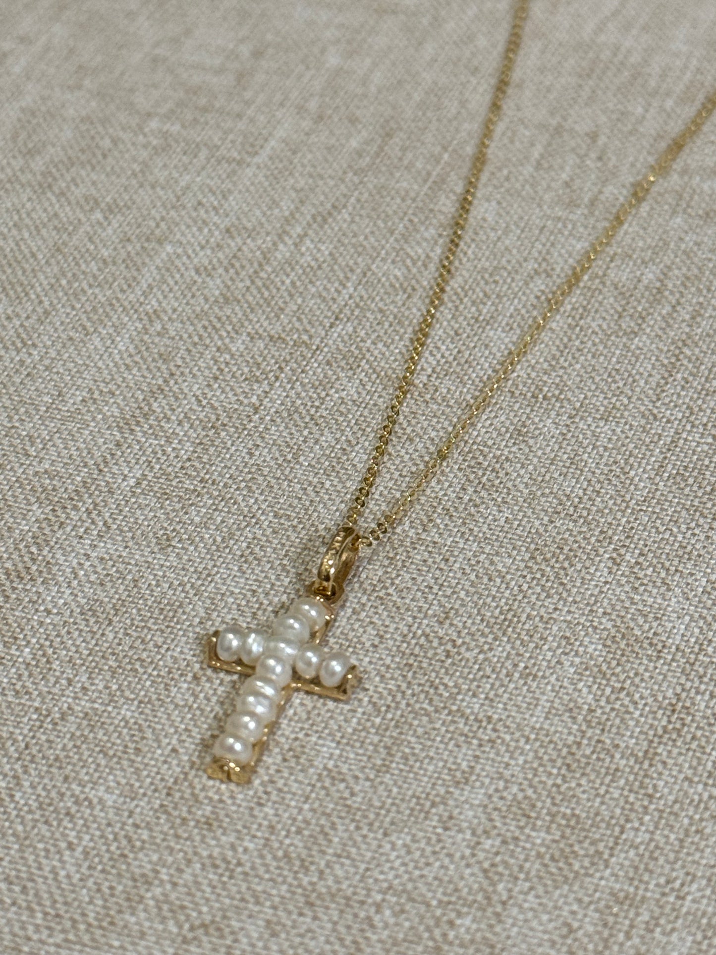 Cruz Mediana de Perlas Oro 14K y Cadena de Oro 14K