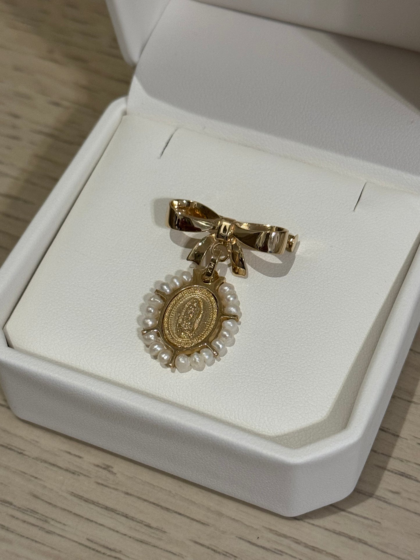 Medalla de Virgen de Guadalupe Oro 14K con Perlas y Moño de Oro 14K