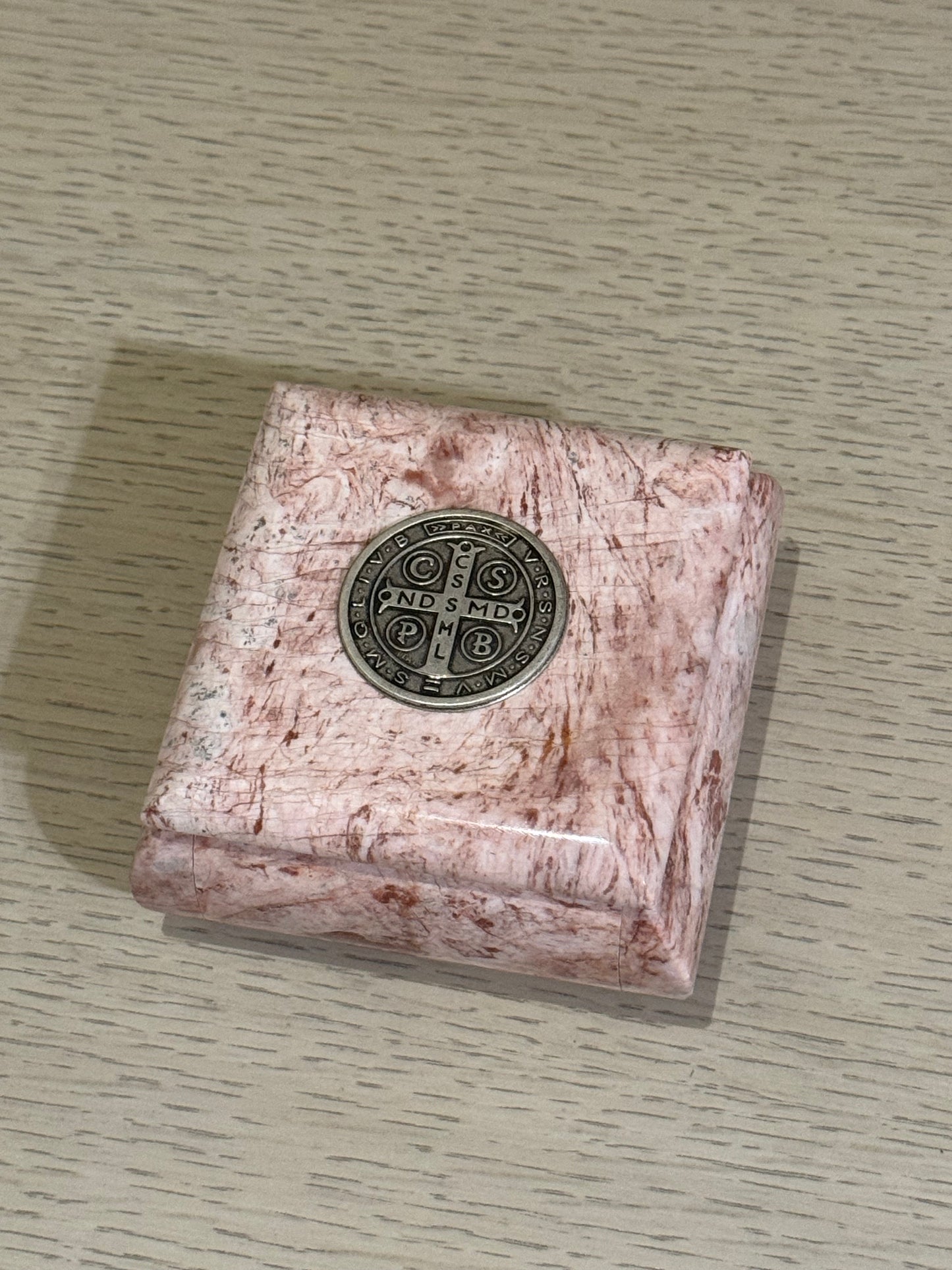 Alhajero de Mármol Cuadrado con San Benito 10 x 10 cm / Paquete de 10 piezas