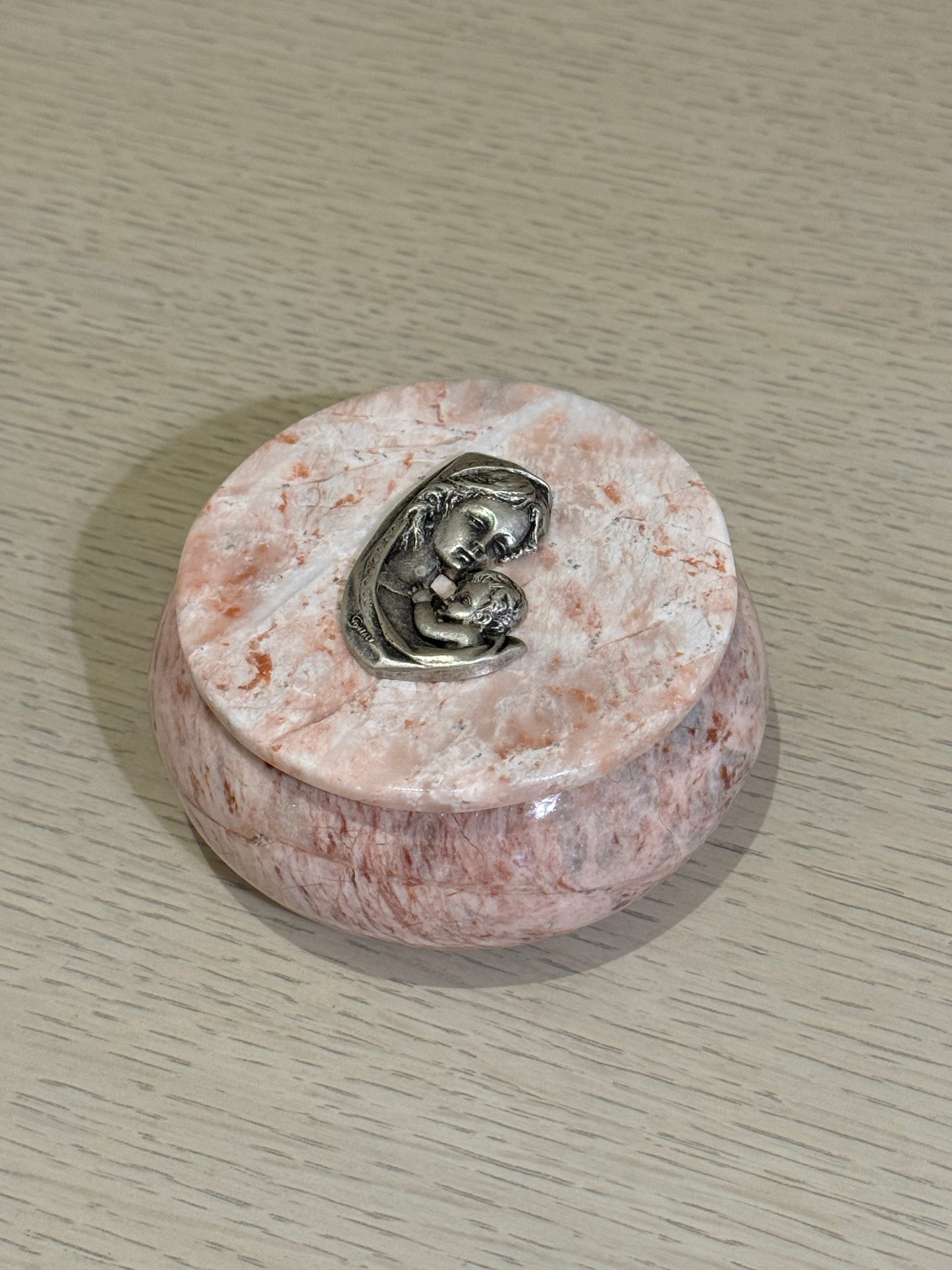 Alhajero de Mármol Redondo con Virgen Madonna 10 x 10 cm / Paquete de 10 piezas