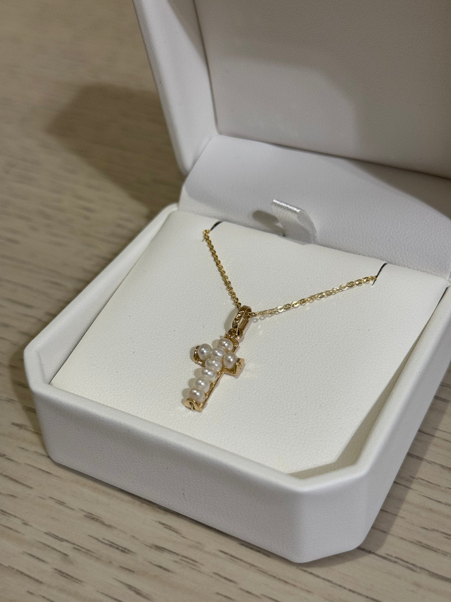 Cruz Chica de Perlas Oro 14K y Cadena de Oro 14K