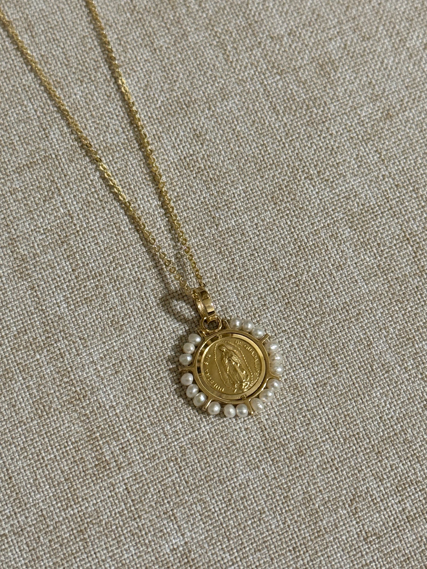 Medalla de Virgen de Guadalupe Oro 14K con Perlas y Cadena de Oro 14K