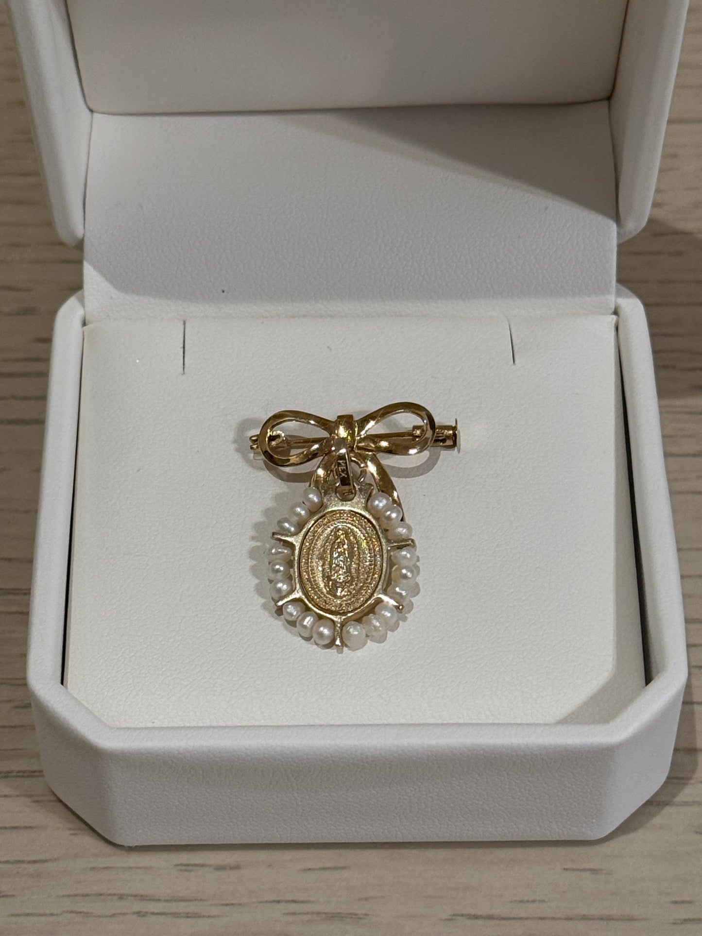 Medalla de Virgen de Guadalupe Oro 14K con Perlas y Moño de Oro 14K