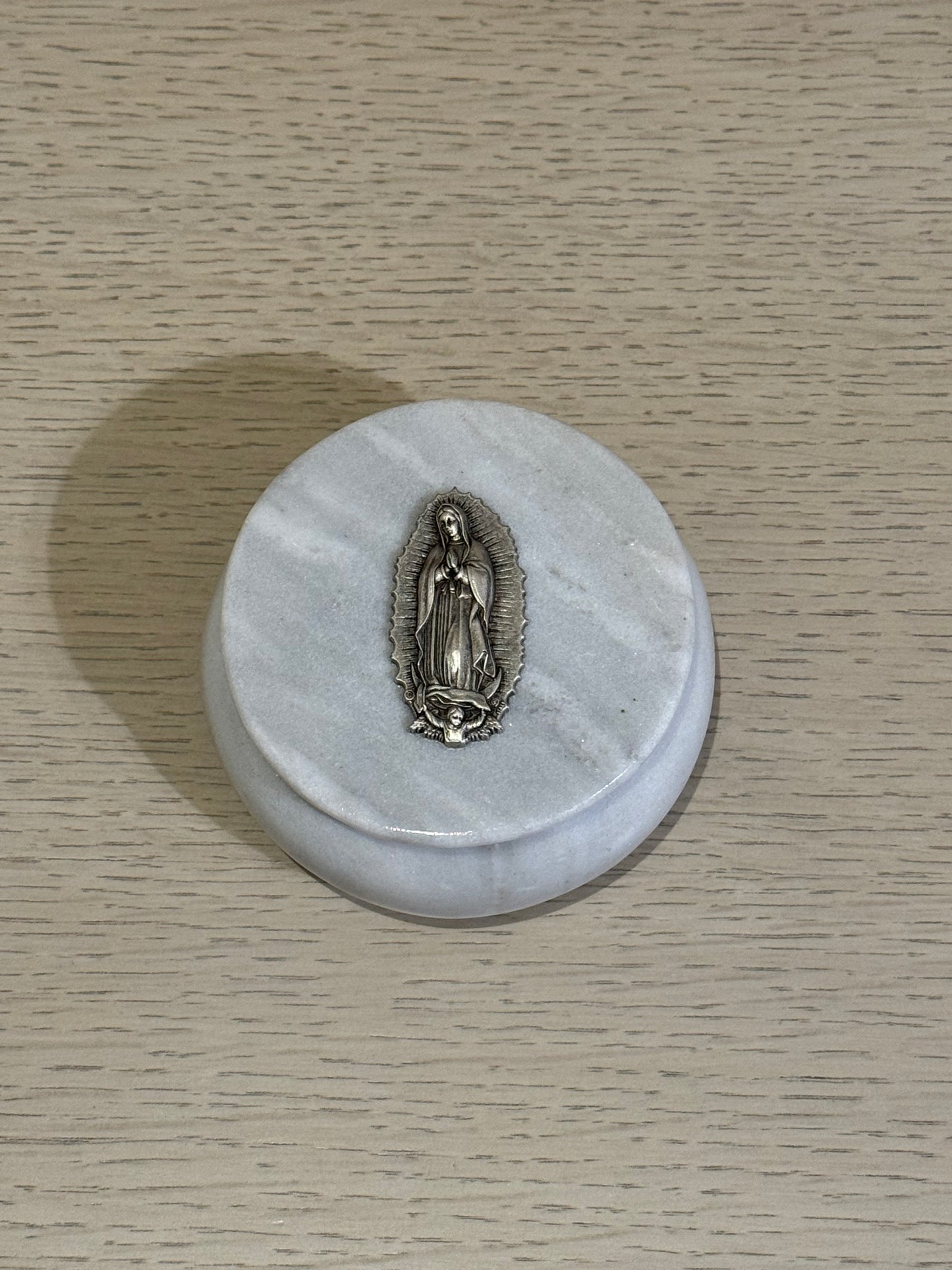 Alhajero de Mármol Redondo con Virgen de Guadalupe 10 x 10 cm / Paquete de 10 piezas