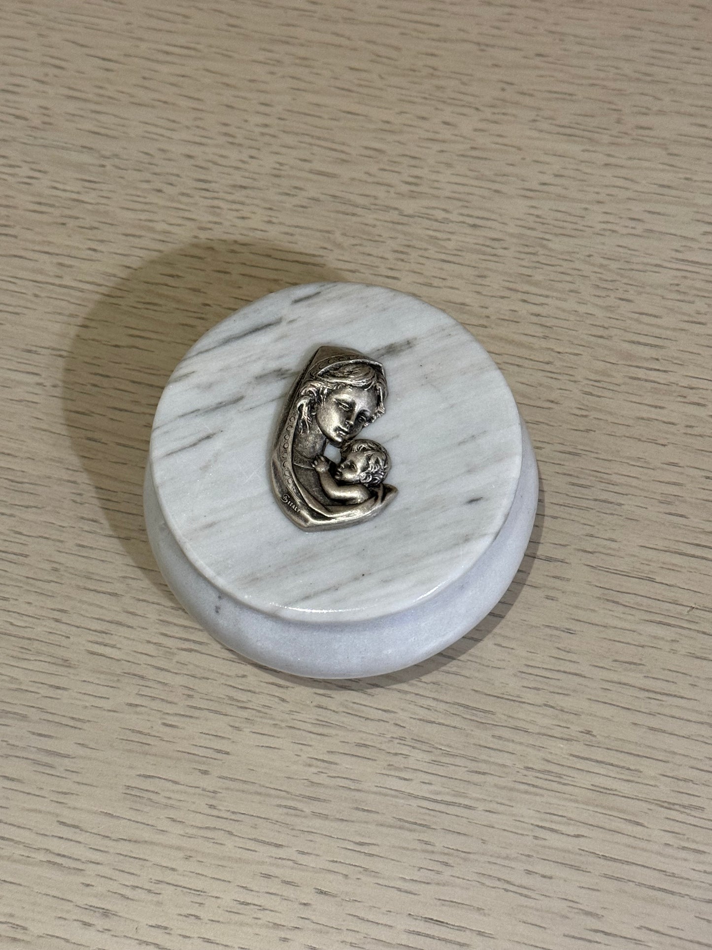 Alhajero de Mármol Redondo con Virgen Madonna 10 x 10 cm / Paquete de 10 piezas