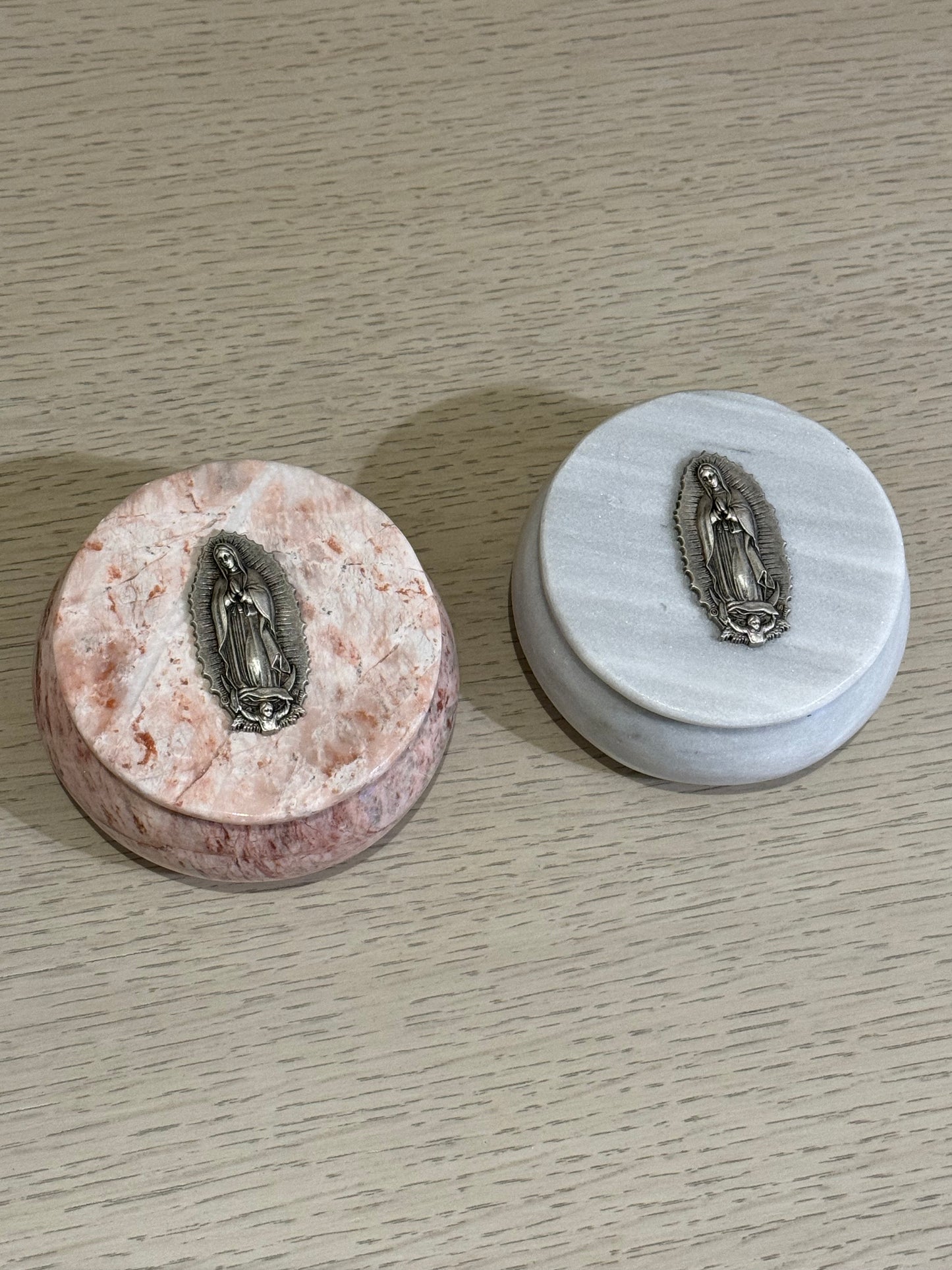 Alhajero de Mármol Redondo con Virgen de Guadalupe 10 x 10 cm / Paquete de 10 piezas