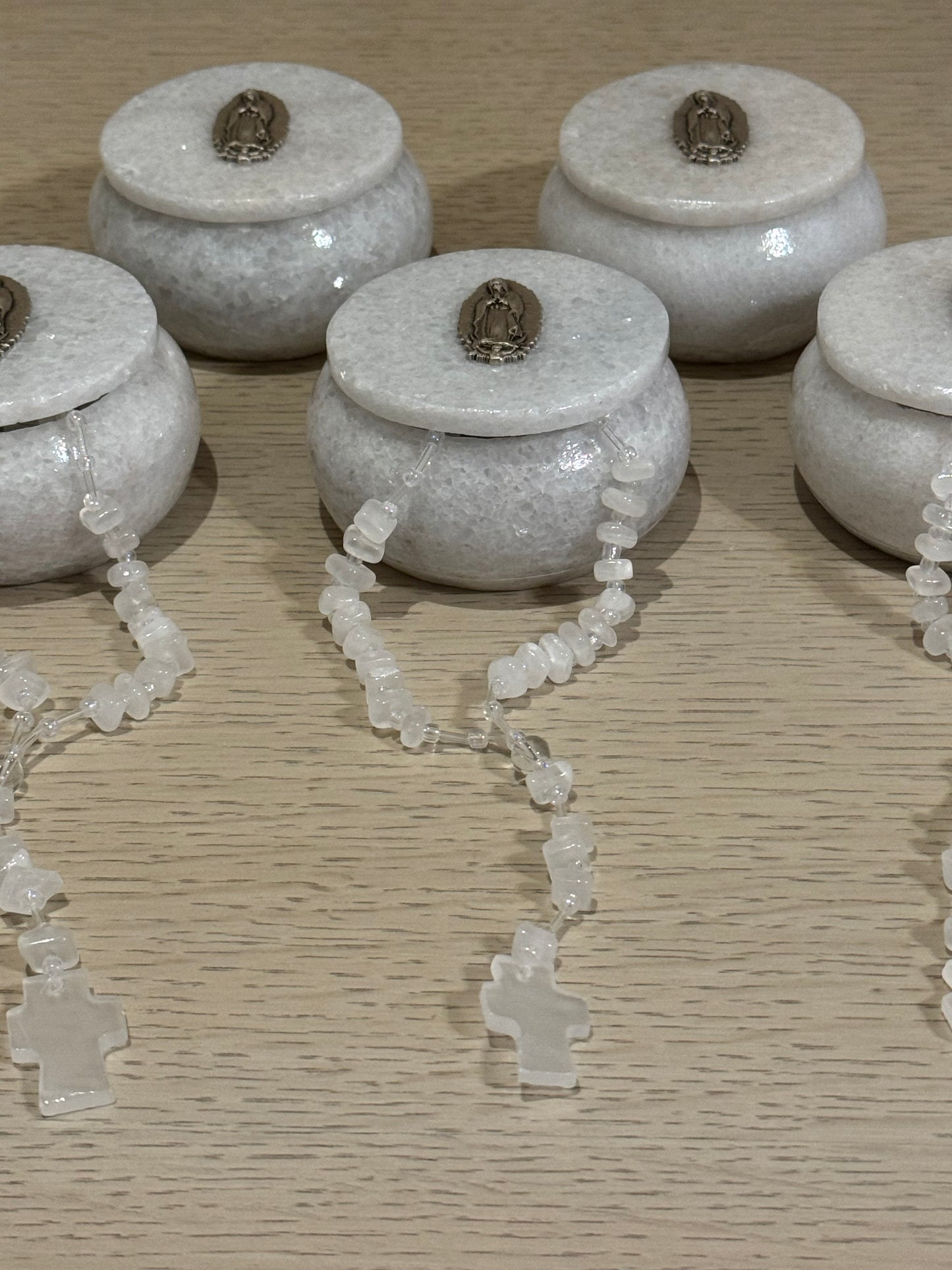 Alhajero de Mármol Redondo con Virgen de Guadalupe y Rosario de Ónix / Paquete de 10 piezas