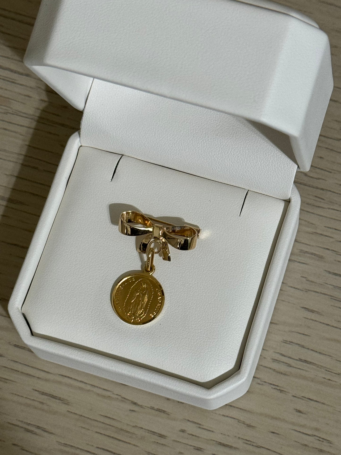 Medalla de Virgen de Guadalupe Oro 14K y Moño de Oro 14K