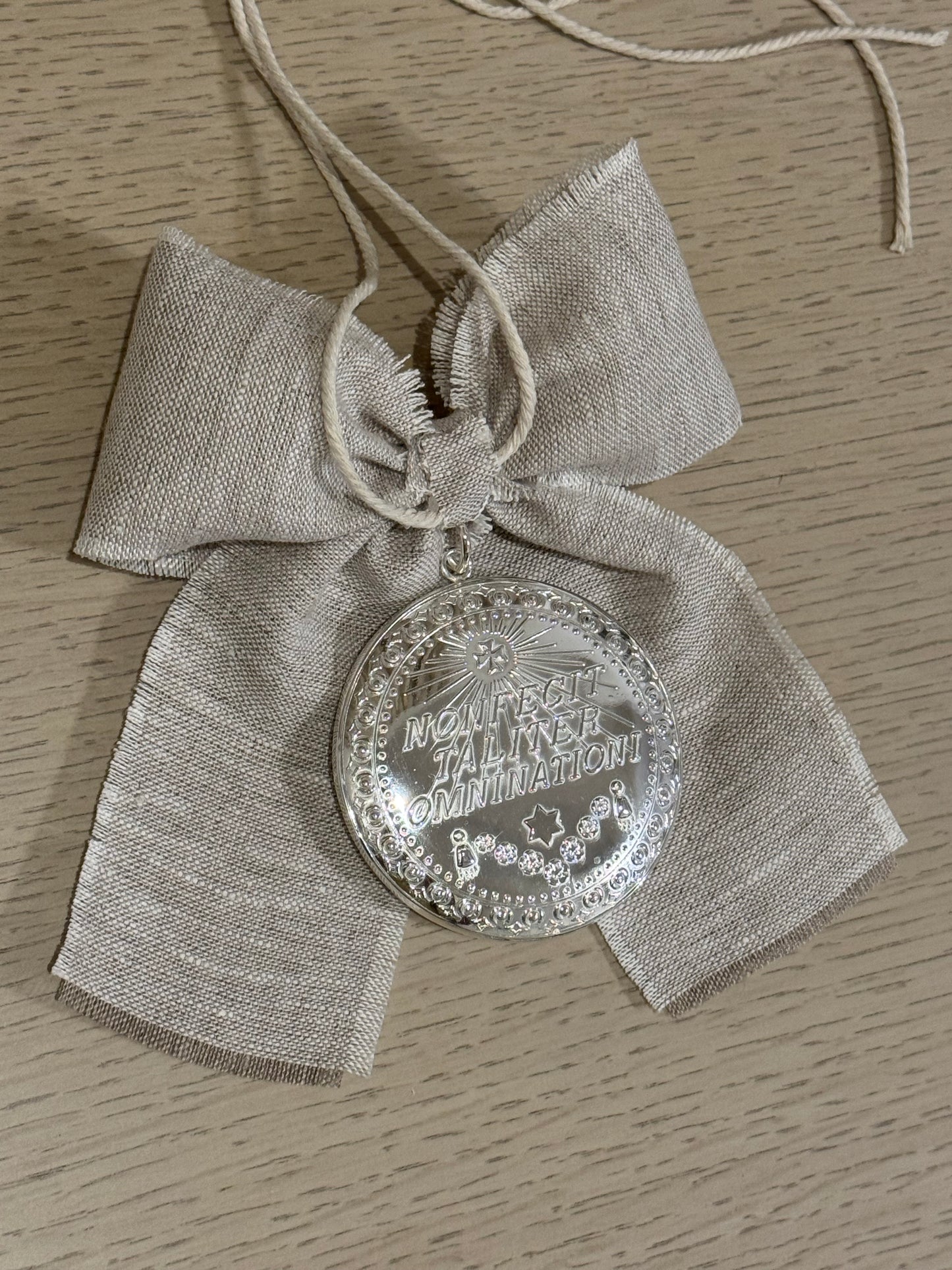 Medallón Grande para cuna de la Virgen de Guadalupe / Moño de Lino
