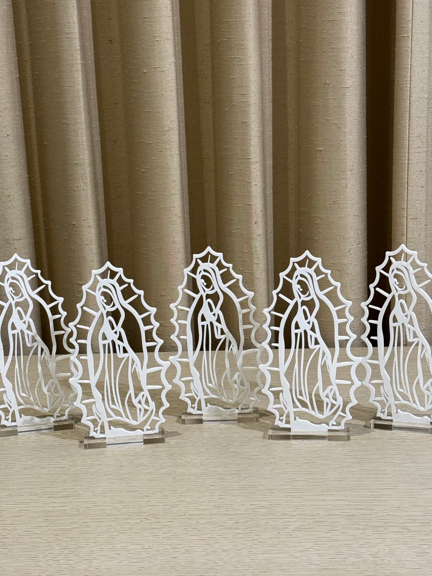Virgencita de Guadalupe de Acrílico Blanco 17 cm / Paquete de 10 piezas