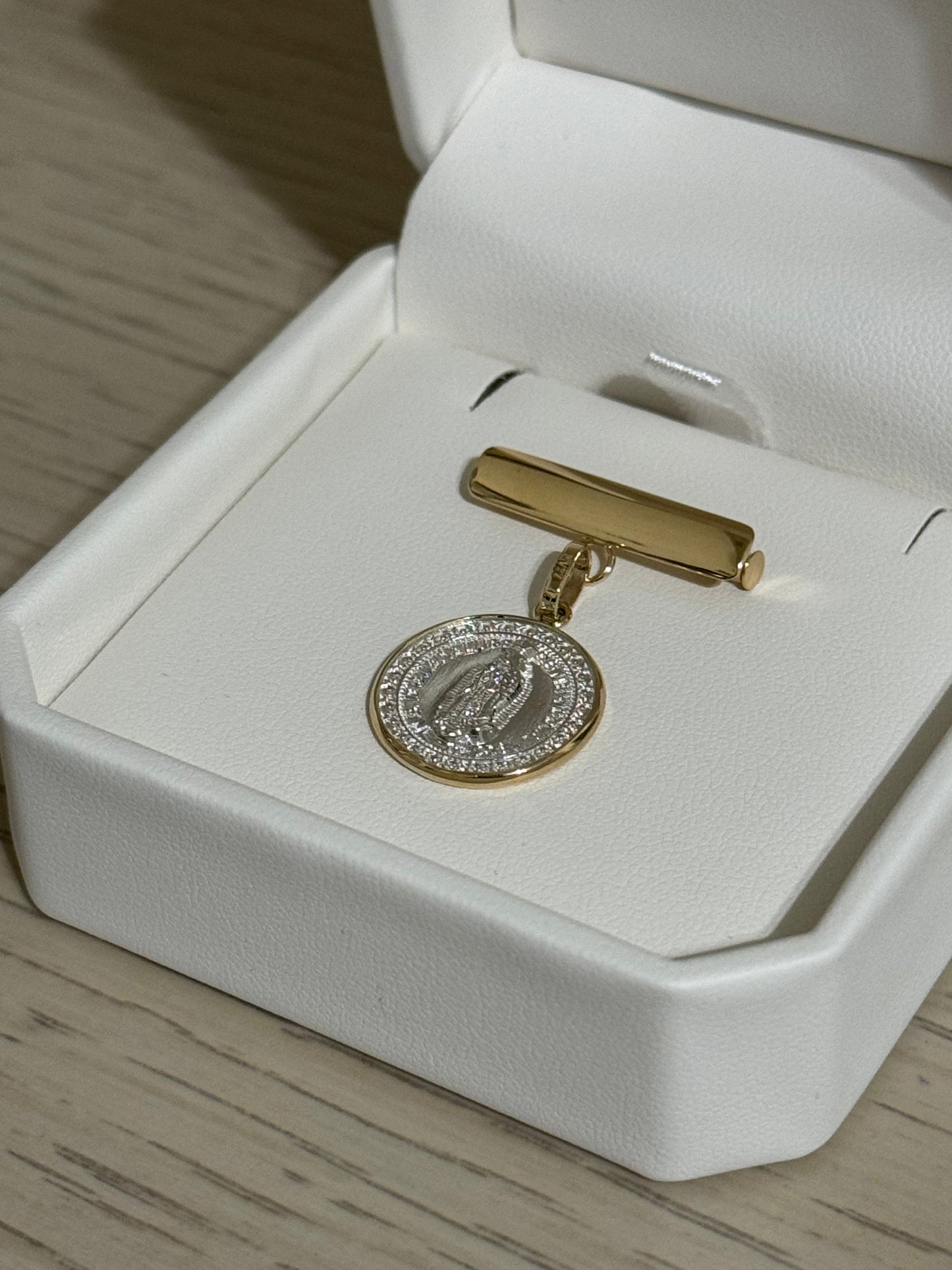 Medalla de Virgen de Guadalupe Plata con Bisel Oro 14K y Barra de Oro 14K