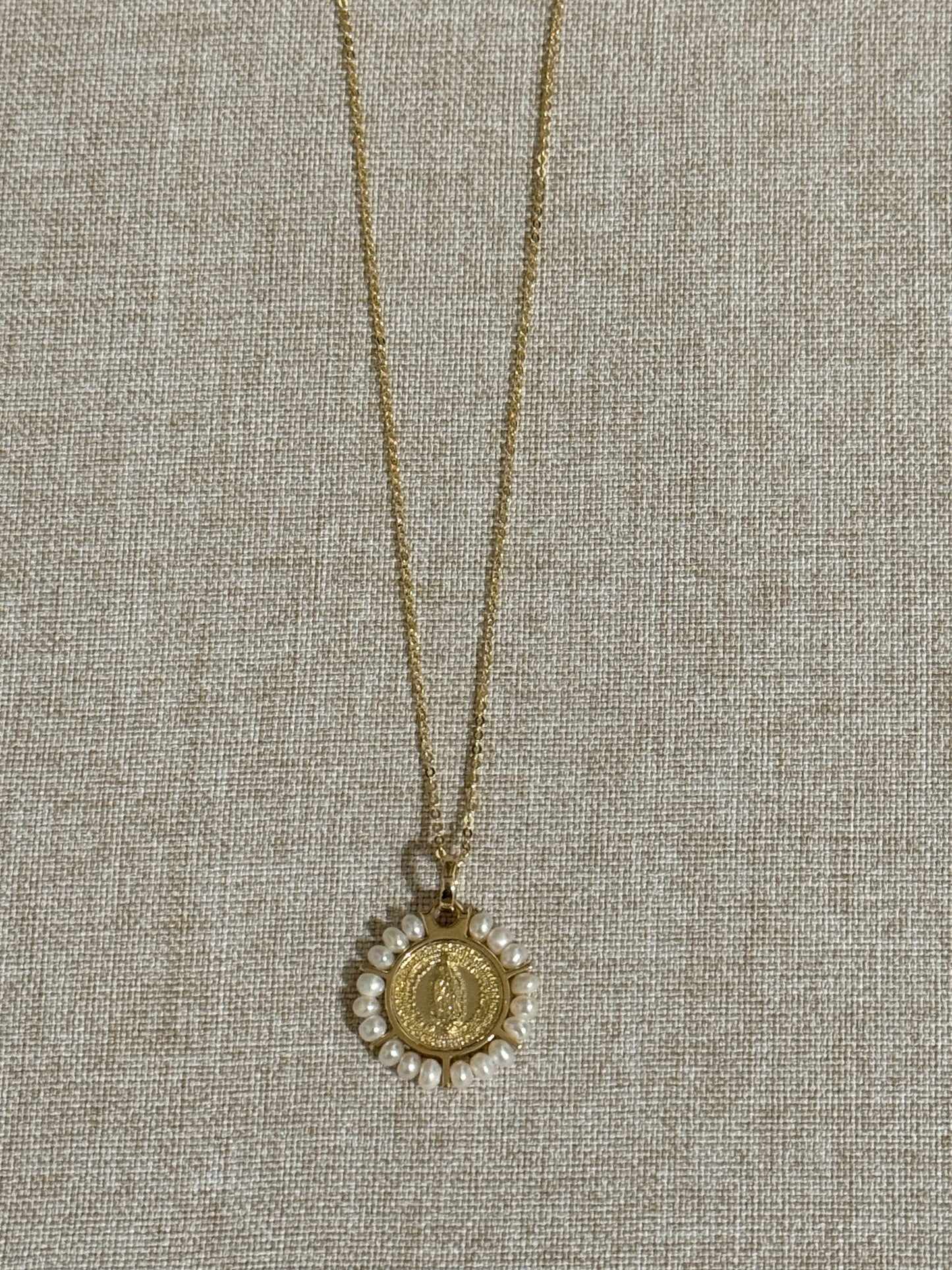 Medalla de Virgen de Guadalupe Oro 14K con Perlas y Cadena de Oro 14K