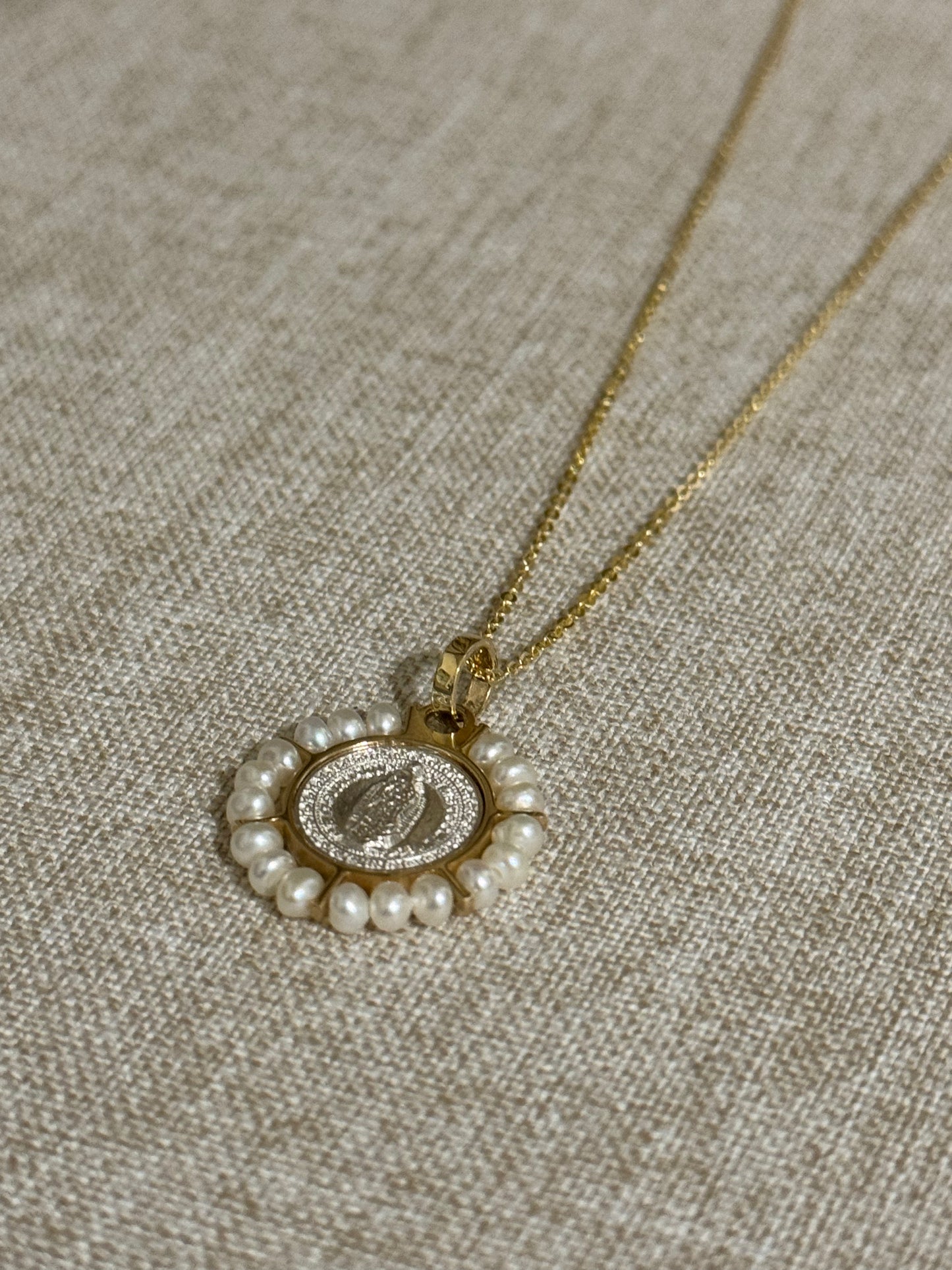 Medalla de Virgen de Guadalupe Plata con Bisel Oro 14K con Perlas y Cadena de Oro 14K