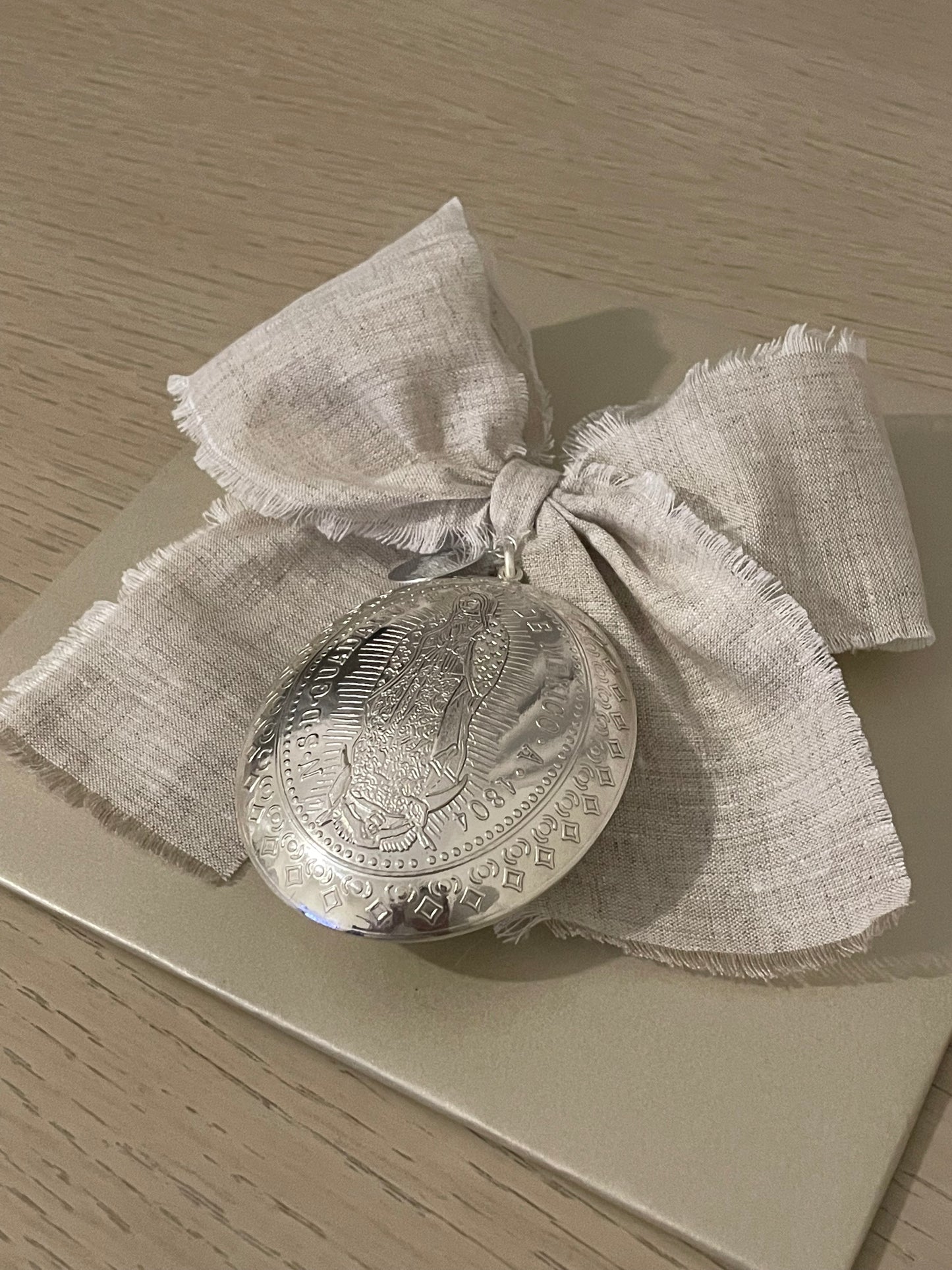 Medallón Grande para cuna de la Virgen de Guadalupe / Moño de Lino