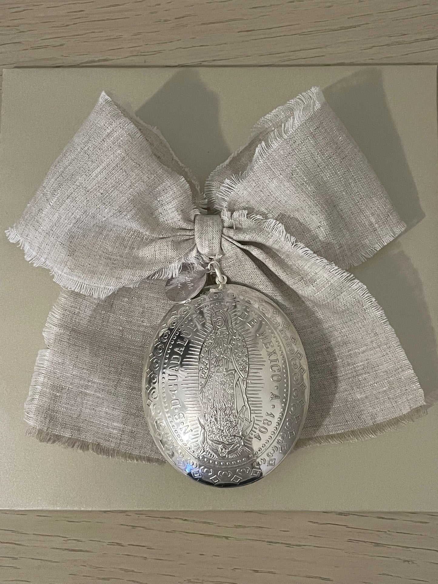 Medallón Grande para cuna de la Virgen de Guadalupe / Moño de Lino