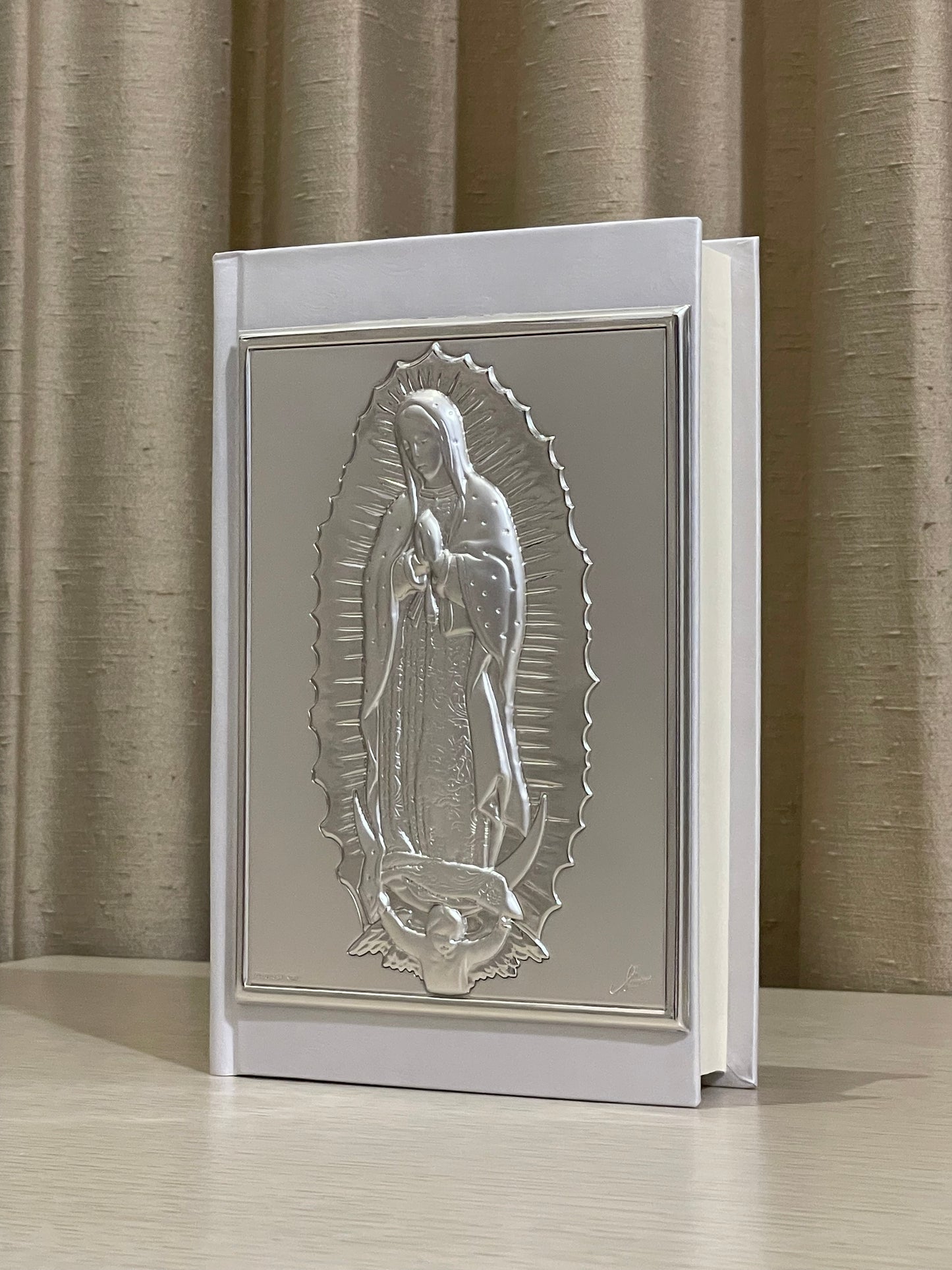 Sagrada Biblia con Virgen de Guadalupe