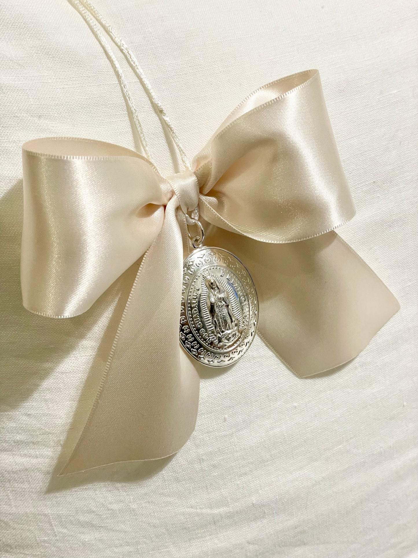 Medallón Chico para cuna de la Virgen de Guadalupe / Moño Satinado