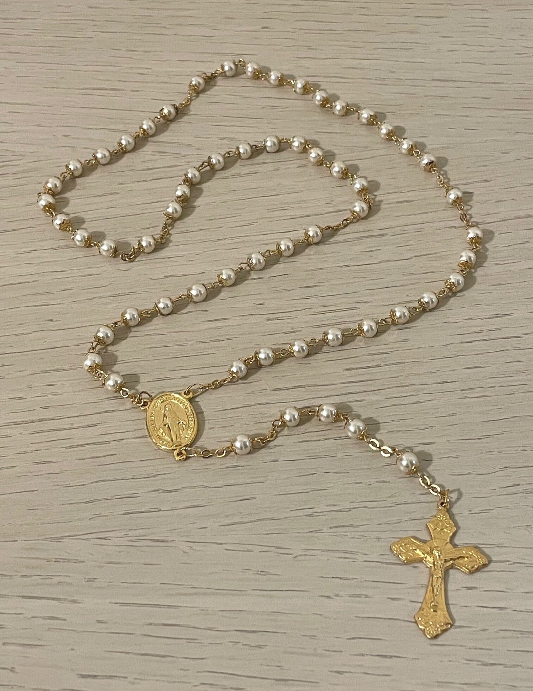 Rosario de Virgen Milagrosa Dorado con Perla