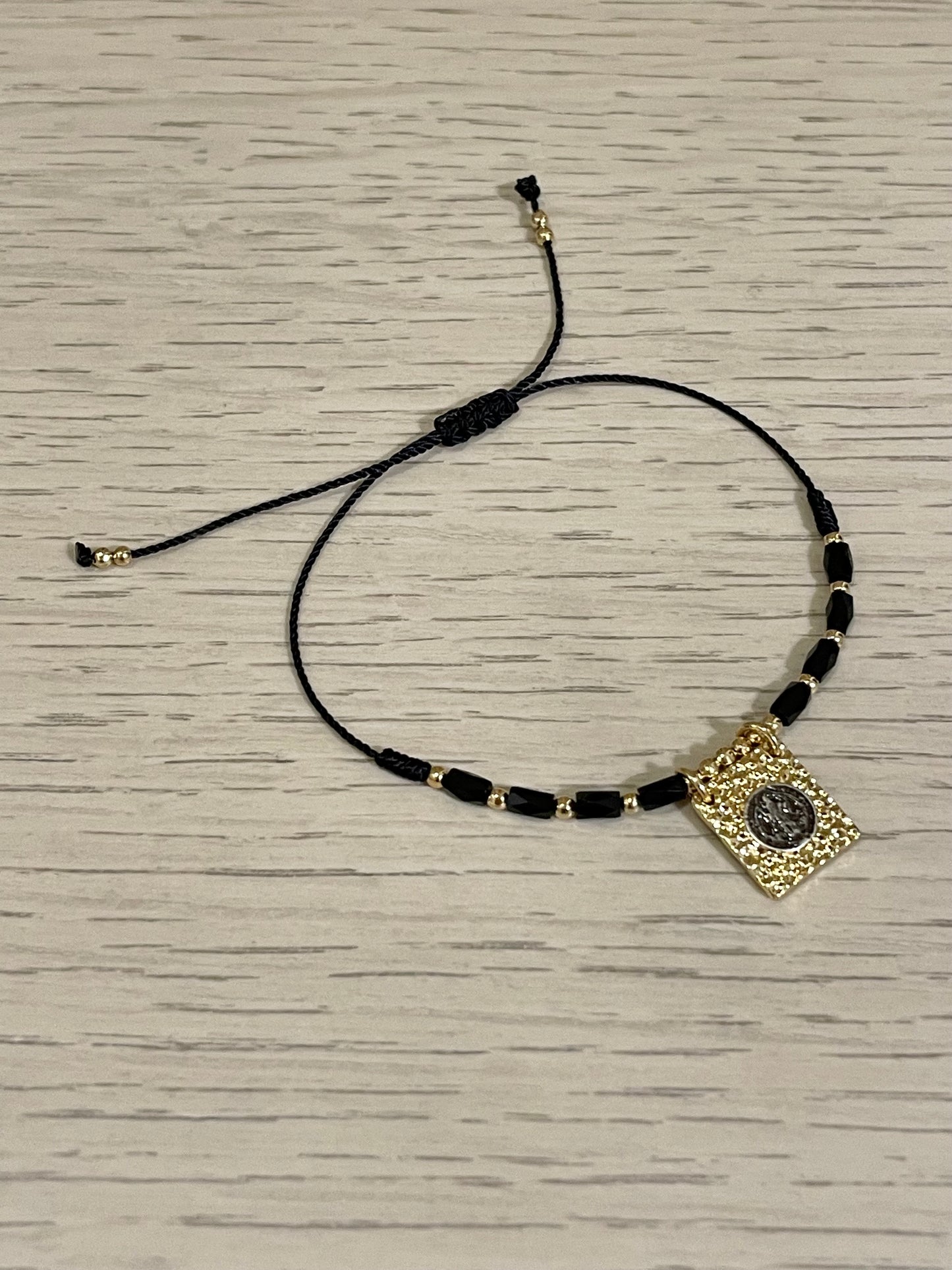 Pulsera Hilo San Benito de Chapa de Oro