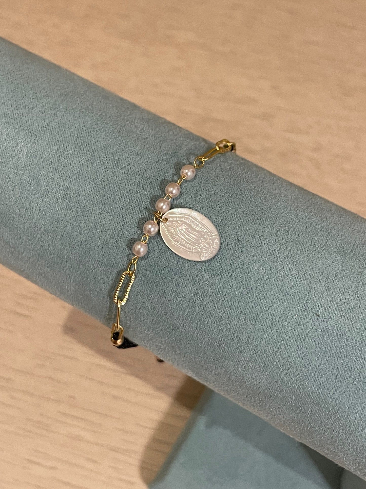 Pulsera Hilo Virgen de Guadalupe de Concha Nácar