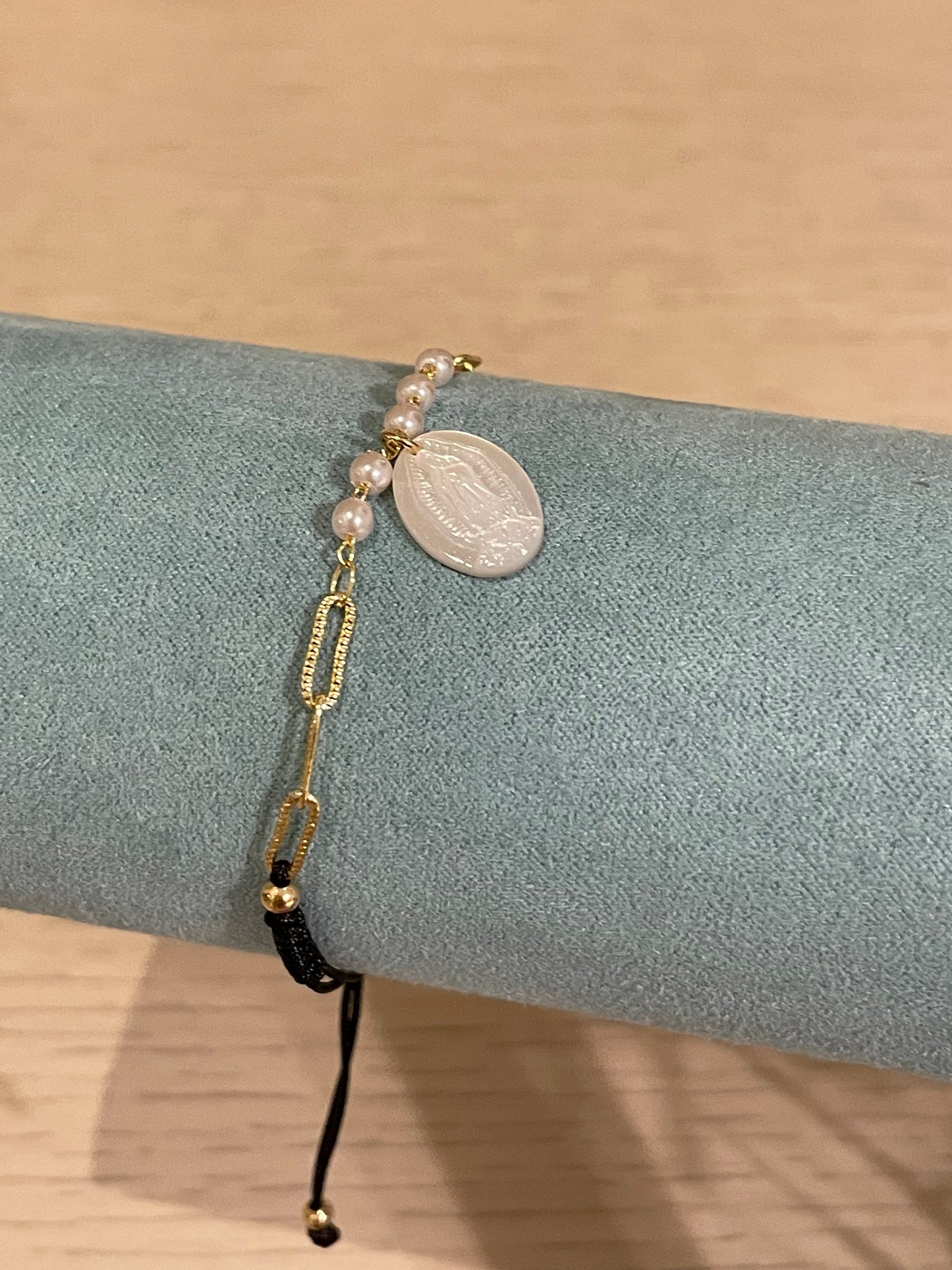 Pulsera Hilo Virgen de Guadalupe de Concha Nácar