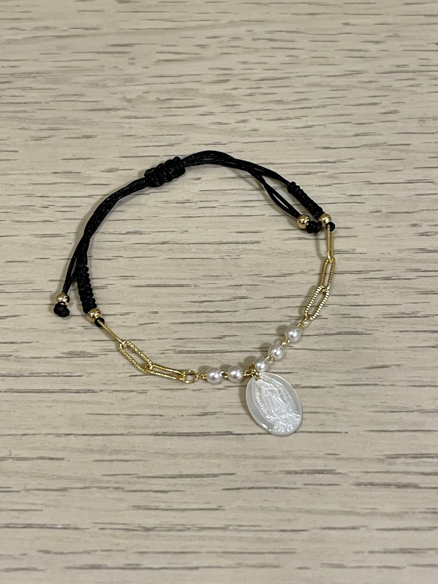 Pulsera Hilo Virgen de Guadalupe de Concha Nácar