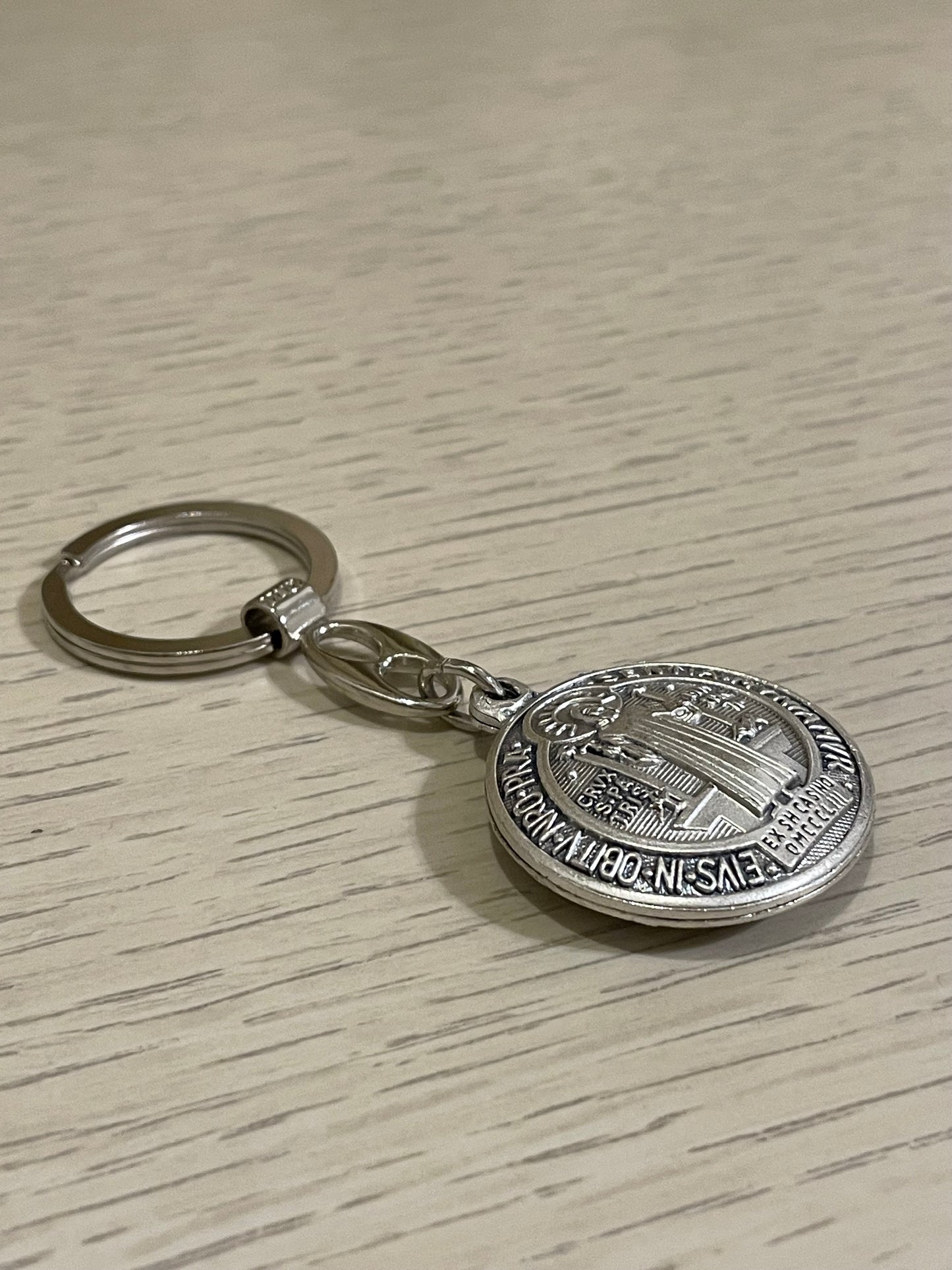 Llavero de San Benito / Paquete de 10 piezas