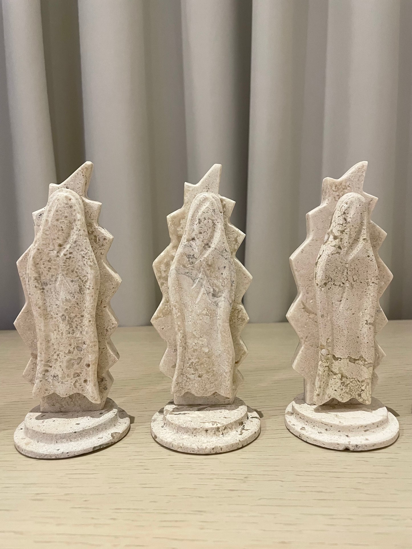 Virgencita de Guadalupe de Mármol 24 cm / Paquete de 10 piezas