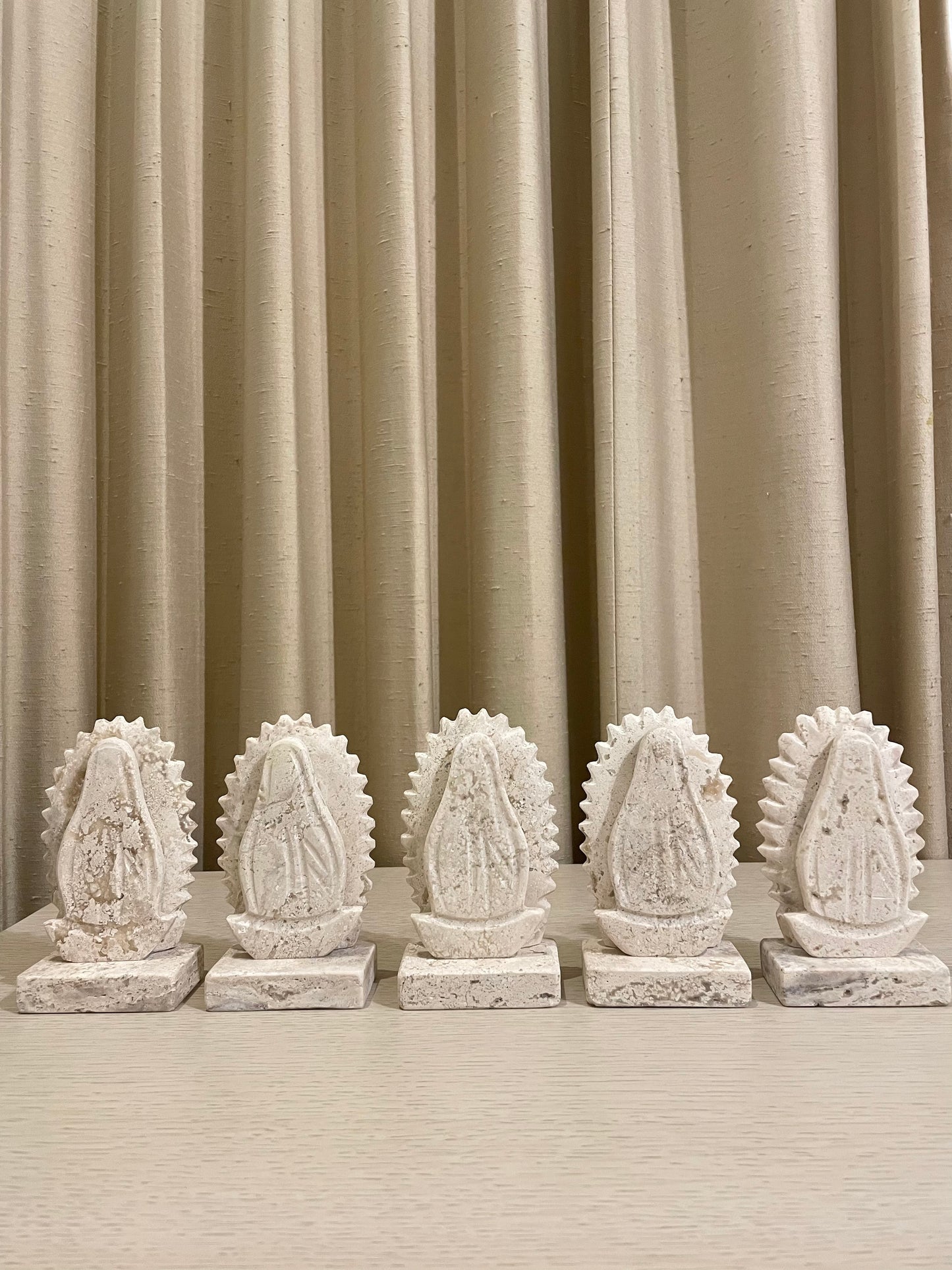 Virgencita de Guadalupe de Mármol 15 cm / Paquete de 10 piezas