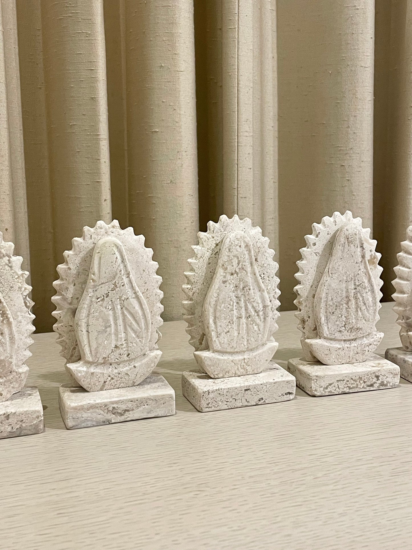 Virgencita de Guadalupe de Mármol 15 cm / Paquete de 10 piezas