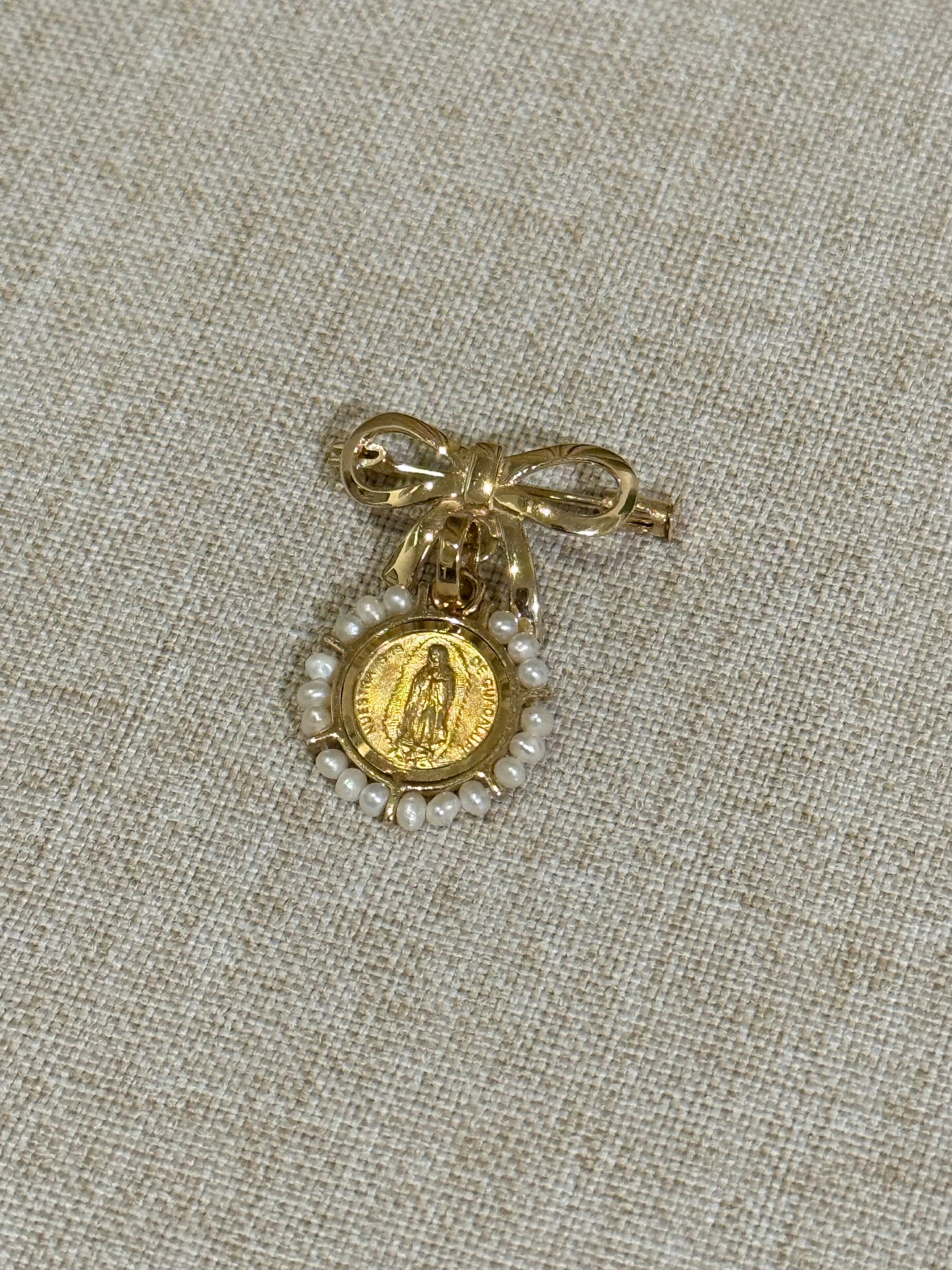 Medalla de Virgen de Guadalupe Oro 14K con Perlas y Moño de Oro 14K