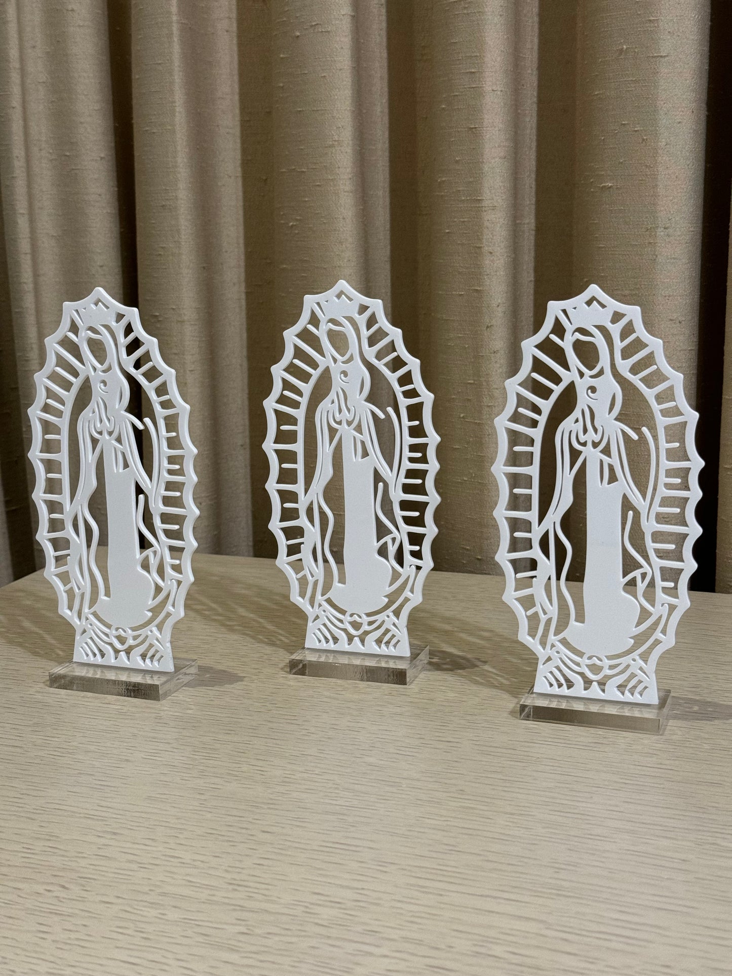 Virgencita de Guadalupe de Acrílico Blanco 18.5 cm / Paquete de 10 piezas