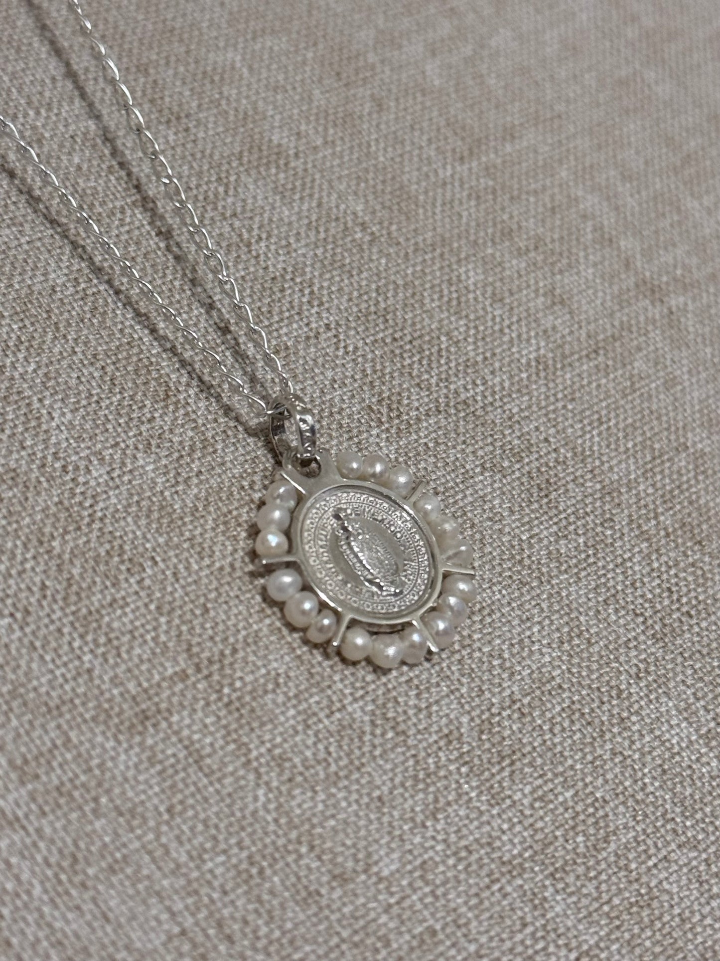 Medalla de Virgen de Guadalupe Plata con Perlas y Cadena de Plata