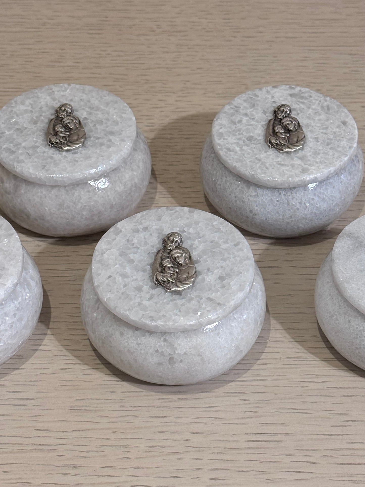 Alhajero de Mármol Redondo con Sagrada Familia 7.5 cm / Paquete de 10 piezas