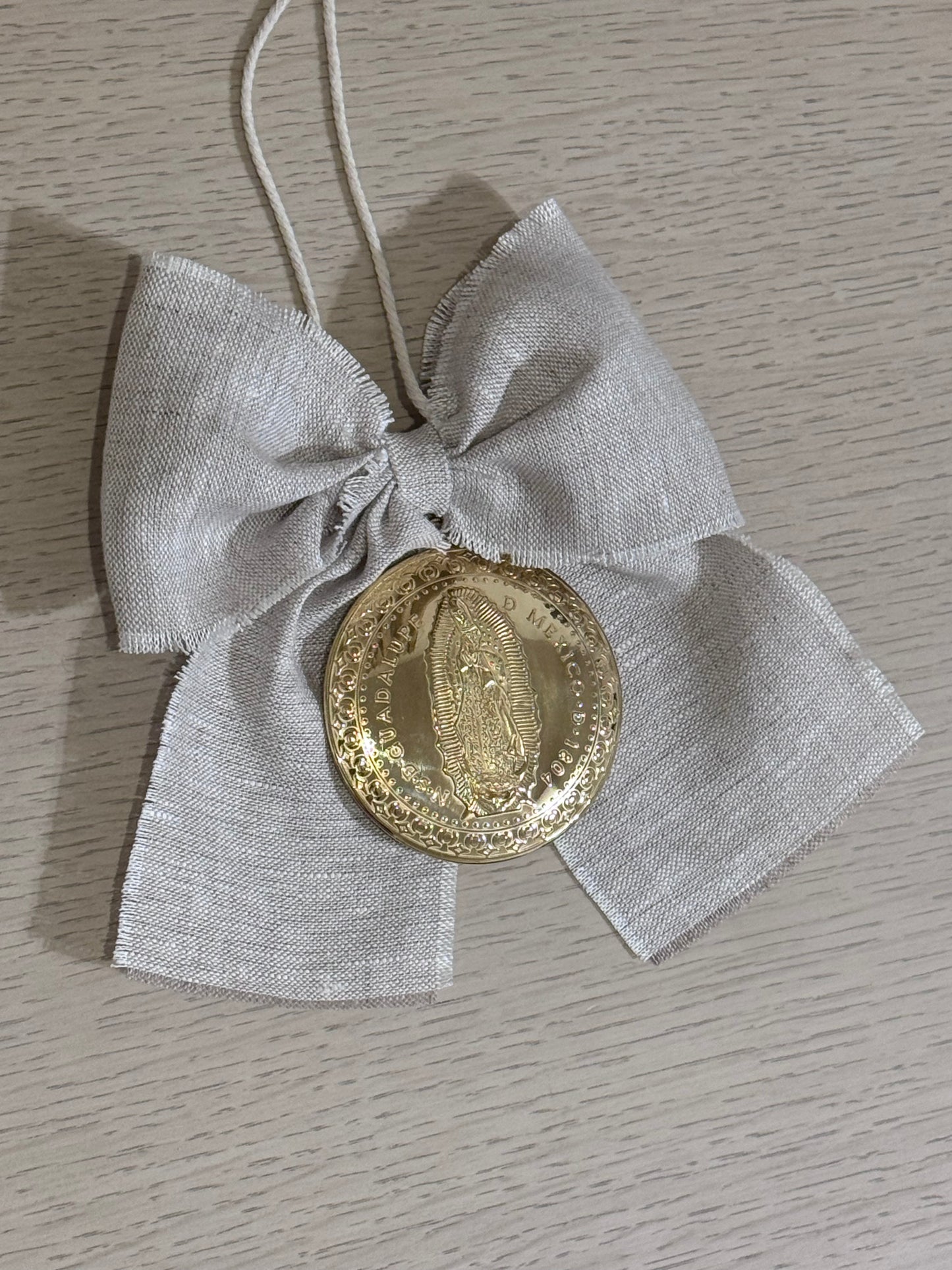 Medallón Grande para cuna de la Virgen de Guadalupe / Moño de Lino