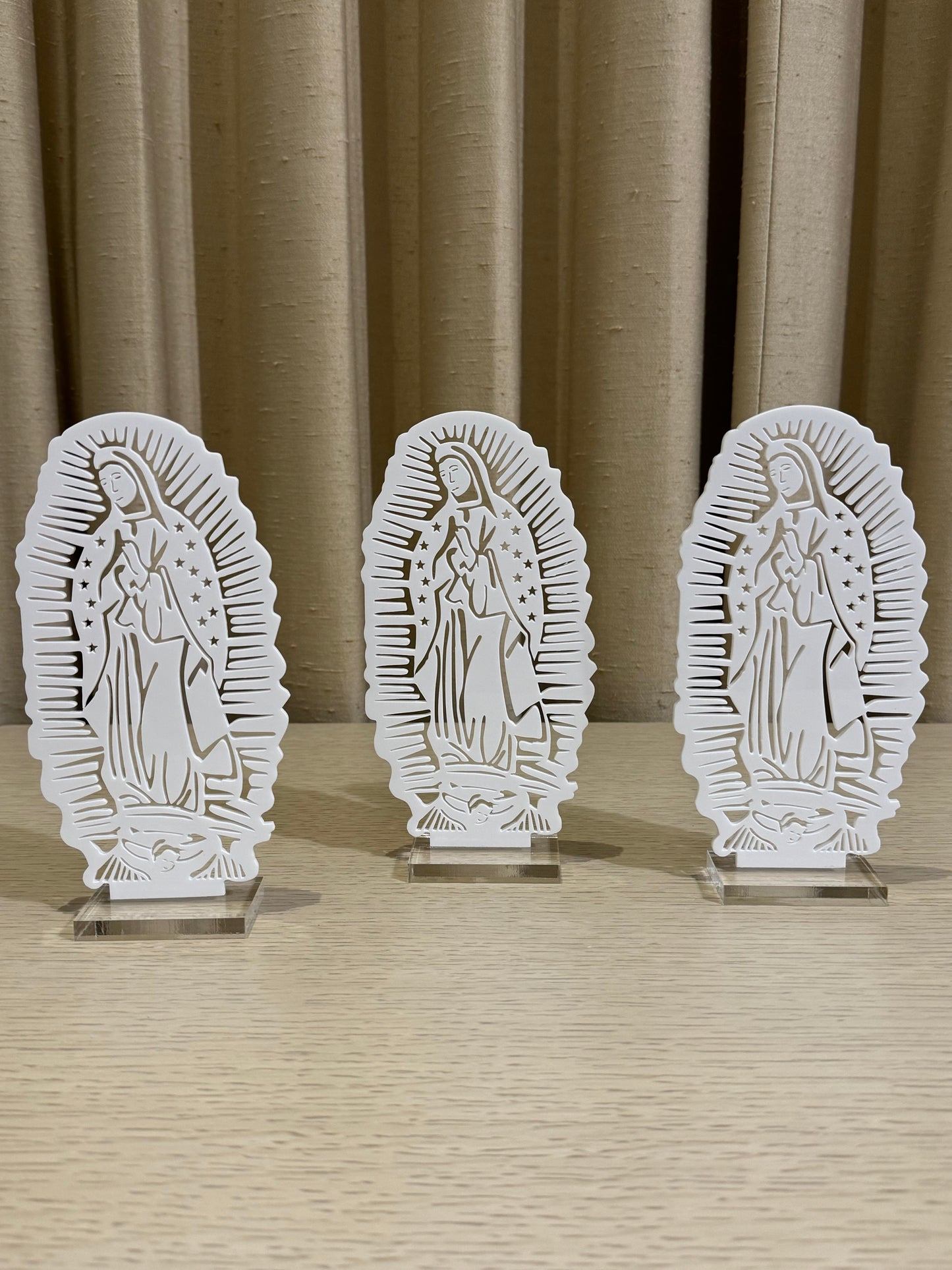 Virgencita de Guadalupe de Acrílico Blanco 18.5 cm / Paquete de 10 piezas