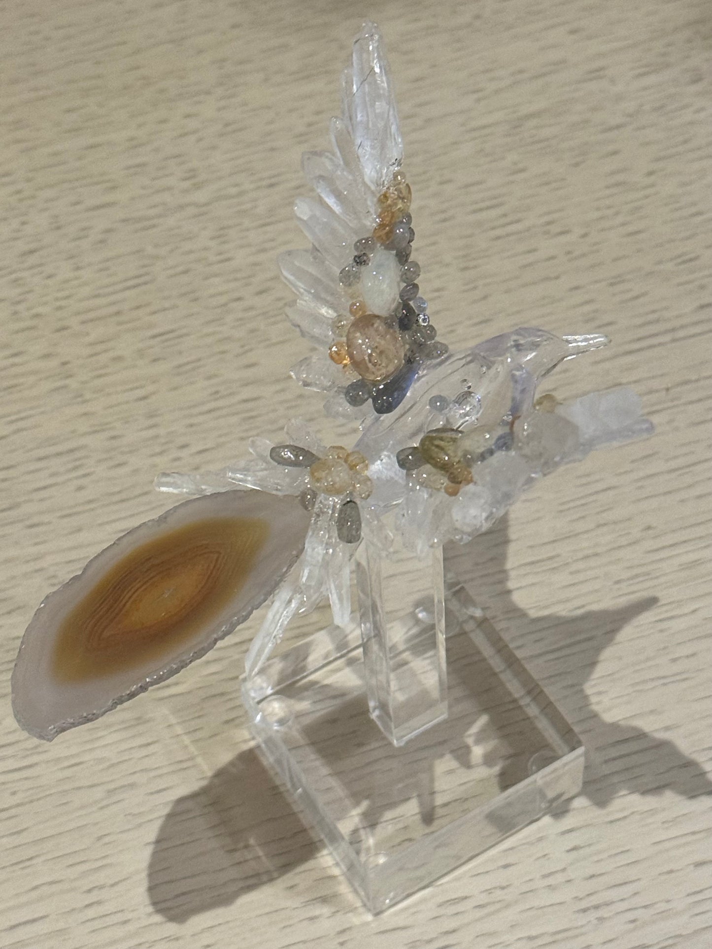 Colibrí con Cuarzos y Base de Acrílico