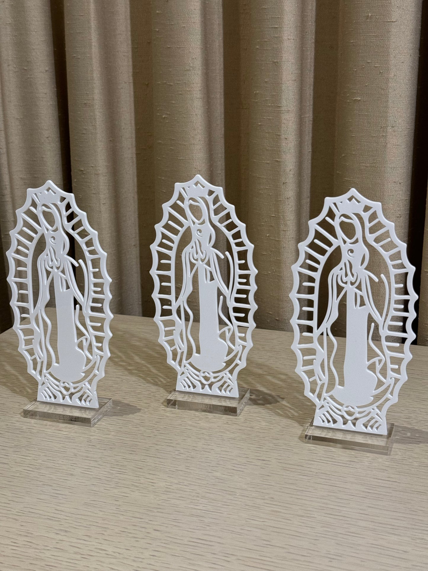 Virgencita de Guadalupe de Acrílico Blanco 18.5 cm / Paquete de 10 piezas