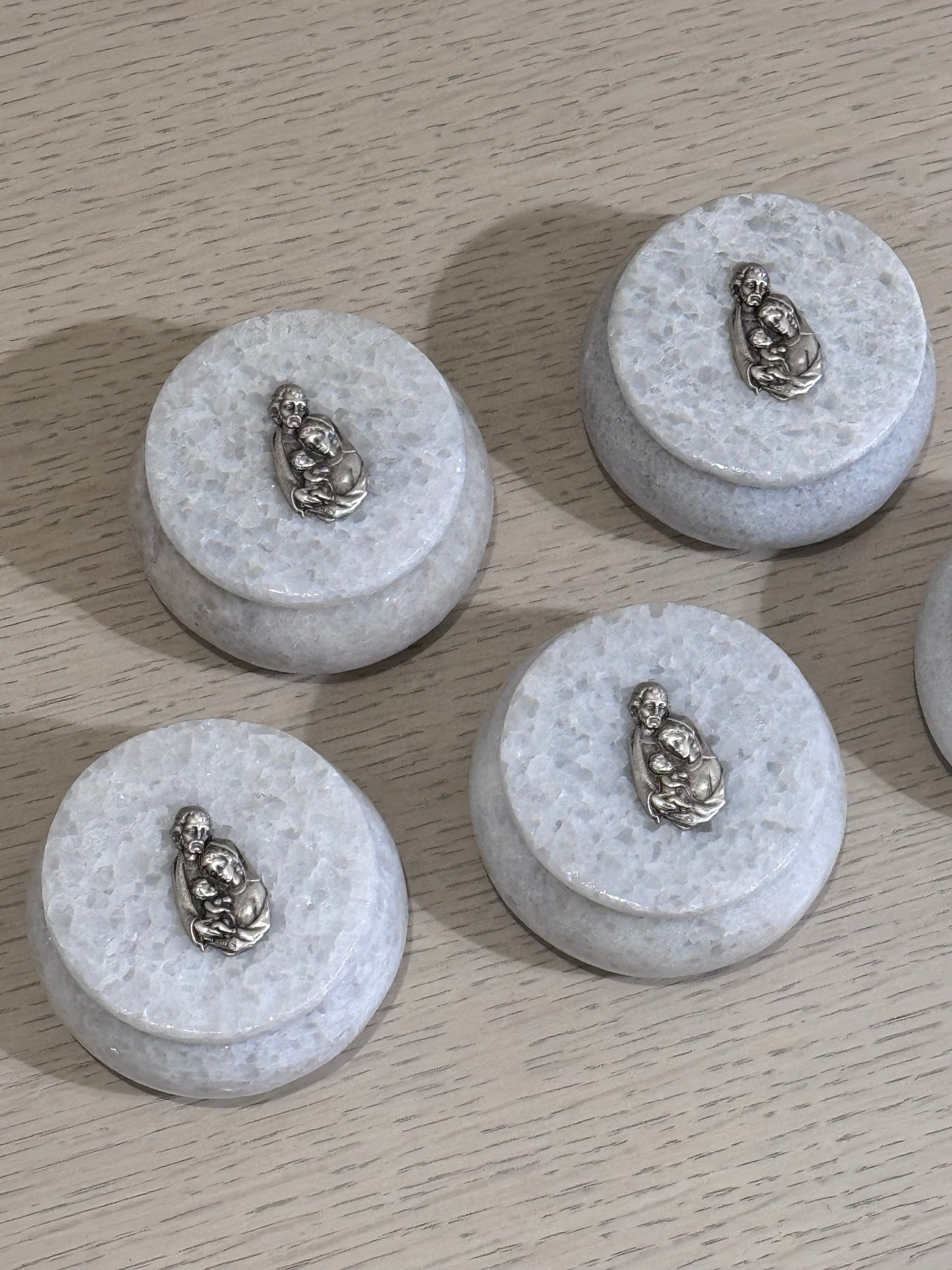 Alhajero de Mármol Redondo con Sagrada Familia 7.5 cm / Paquete de 10 piezas